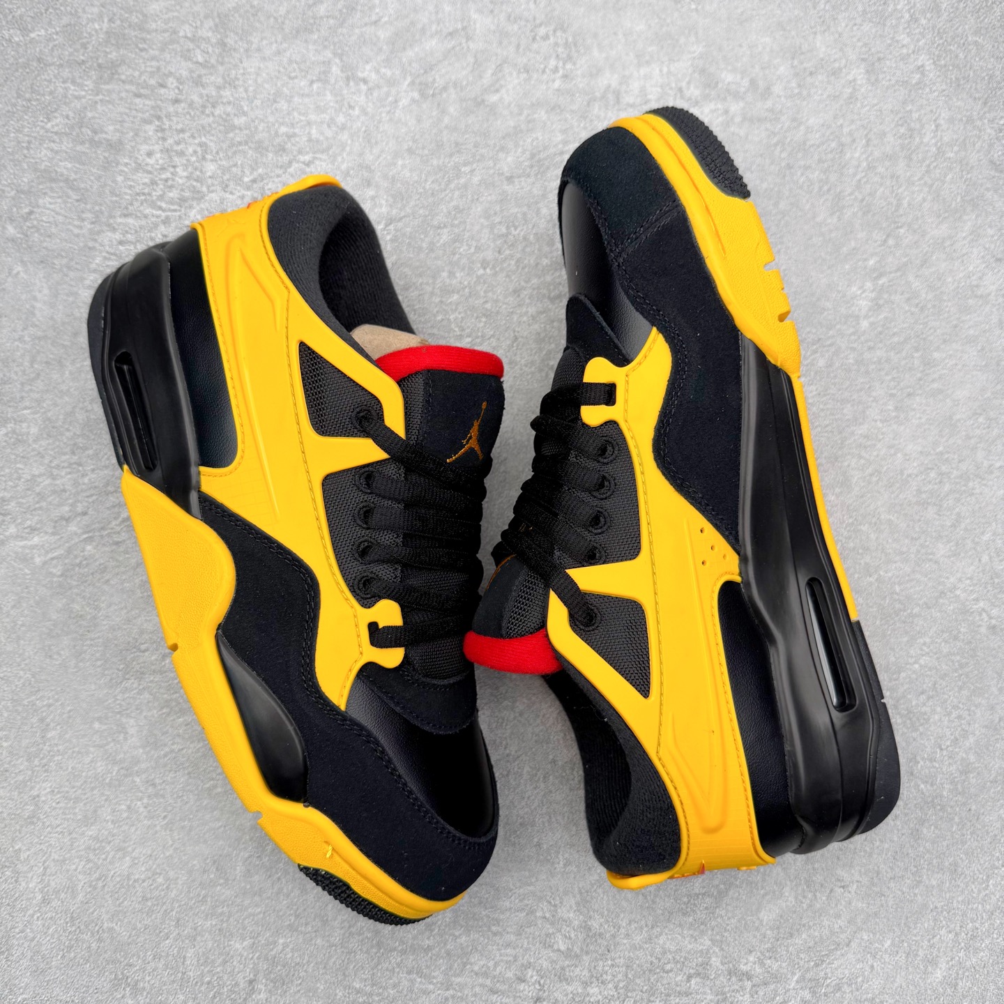 图片[3]-＃KZ纯原 Air Jordan AJ4 RM 重制版低帮复古篮球鞋 FQ7939-007 亲自操刀耗时半年巨作 全套原纸板楦头开发 确保原汁原味 完美呈现版型 一比一鞋头弧度高度鞋身弧度 原厂TPU 正确内里网布 菱角分明不变形无多余毛边 柔软性质感一致于原鞋 原厂织唛标 原厂飞人电绣工艺 尾指中部跳三针 独家绑鞋带手法 印刷中底布 四线拉帮 米色美纹纸贴合固定 进口港宝加持 后跟自然饱满 全鞋荧光划线卡点 追求极致完美 每一双都是工艺品 多重QC质检 超越公司货的品控标准 实实在在的免检产品 采用了低帮的设计 并保留了众多AJ4的经典元素 鞋身以皮革、麂皮材质拼接打造 AJ4经典的TPU材质延伸至后跟 增强鞋款稳定性 而鞋身侧面的网格设计则被取消 尾部的NIKE AIR标志也得到保留 并同时带有飞人logo 中底部分同样搭载了可视AIR气垫 鞋底采用米白色中底和外底呈现 为整个设计收尾 尺码：36 36.5 37.5 38 38.5 39 40 40.5 41 42 42.5 43 44 44.5 45 46 47.5 48.5-选品中心