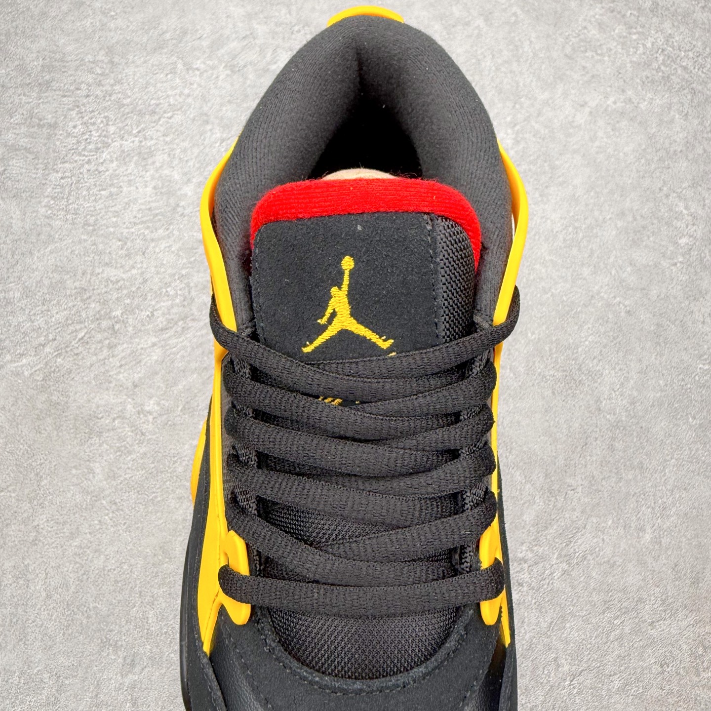 图片[5]-＃KZ纯原 Air Jordan AJ4 RM 重制版低帮复古篮球鞋 FQ7939-007 亲自操刀耗时半年巨作 全套原纸板楦头开发 确保原汁原味 完美呈现版型 一比一鞋头弧度高度鞋身弧度 原厂TPU 正确内里网布 菱角分明不变形无多余毛边 柔软性质感一致于原鞋 原厂织唛标 原厂飞人电绣工艺 尾指中部跳三针 独家绑鞋带手法 印刷中底布 四线拉帮 米色美纹纸贴合固定 进口港宝加持 后跟自然饱满 全鞋荧光划线卡点 追求极致完美 每一双都是工艺品 多重QC质检 超越公司货的品控标准 实实在在的免检产品 采用了低帮的设计 并保留了众多AJ4的经典元素 鞋身以皮革、麂皮材质拼接打造 AJ4经典的TPU材质延伸至后跟 增强鞋款稳定性 而鞋身侧面的网格设计则被取消 尾部的NIKE AIR标志也得到保留 并同时带有飞人logo 中底部分同样搭载了可视AIR气垫 鞋底采用米白色中底和外底呈现 为整个设计收尾 尺码：36 36.5 37.5 38 38.5 39 40 40.5 41 42 42.5 43 44 44.5 45 46 47.5 48.5-选品中心