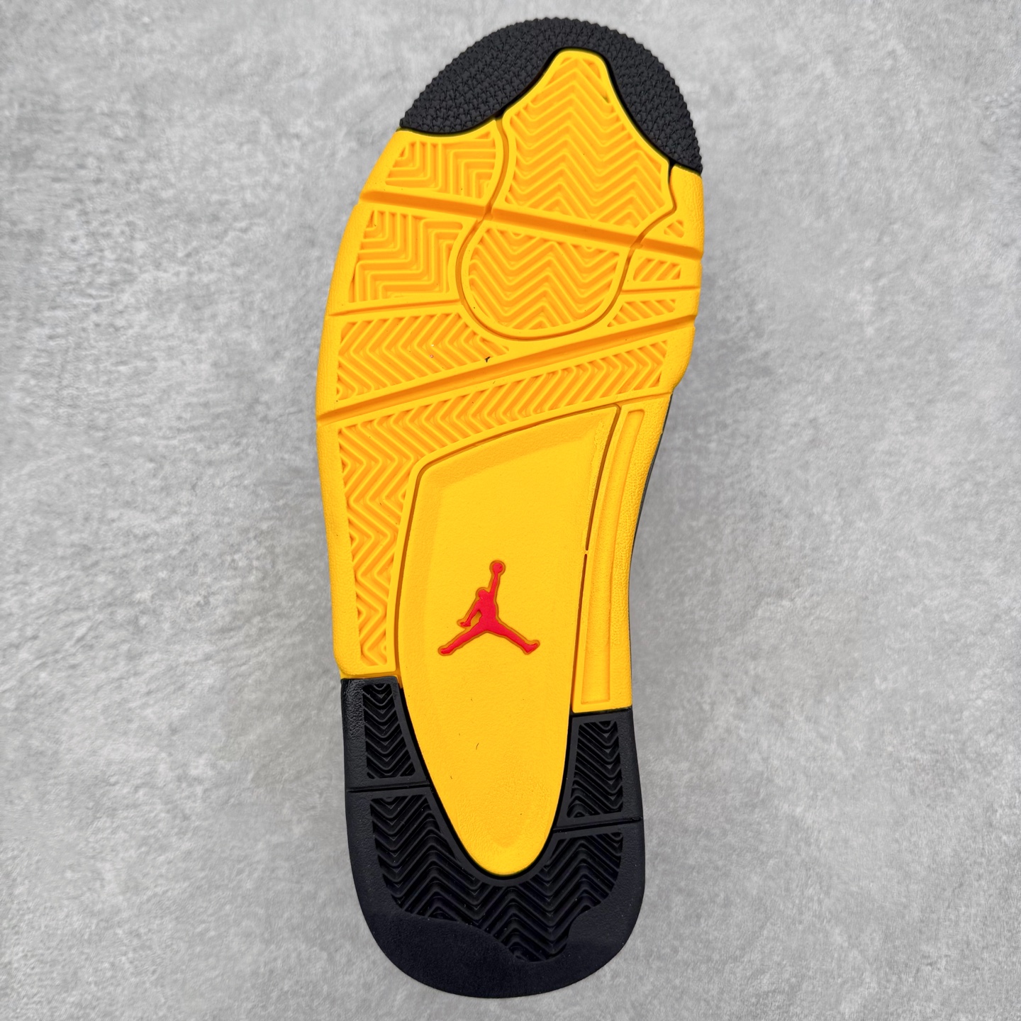 图片[9]-＃KZ纯原 Air Jordan AJ4 RM 重制版低帮复古篮球鞋 FQ7939-007 亲自操刀耗时半年巨作 全套原纸板楦头开发 确保原汁原味 完美呈现版型 一比一鞋头弧度高度鞋身弧度 原厂TPU 正确内里网布 菱角分明不变形无多余毛边 柔软性质感一致于原鞋 原厂织唛标 原厂飞人电绣工艺 尾指中部跳三针 独家绑鞋带手法 印刷中底布 四线拉帮 米色美纹纸贴合固定 进口港宝加持 后跟自然饱满 全鞋荧光划线卡点 追求极致完美 每一双都是工艺品 多重QC质检 超越公司货的品控标准 实实在在的免检产品 采用了低帮的设计 并保留了众多AJ4的经典元素 鞋身以皮革、麂皮材质拼接打造 AJ4经典的TPU材质延伸至后跟 增强鞋款稳定性 而鞋身侧面的网格设计则被取消 尾部的NIKE AIR标志也得到保留 并同时带有飞人logo 中底部分同样搭载了可视AIR气垫 鞋底采用米白色中底和外底呈现 为整个设计收尾 尺码：36 36.5 37.5 38 38.5 39 40 40.5 41 42 42.5 43 44 44.5 45 46 47.5 48.5-选品中心