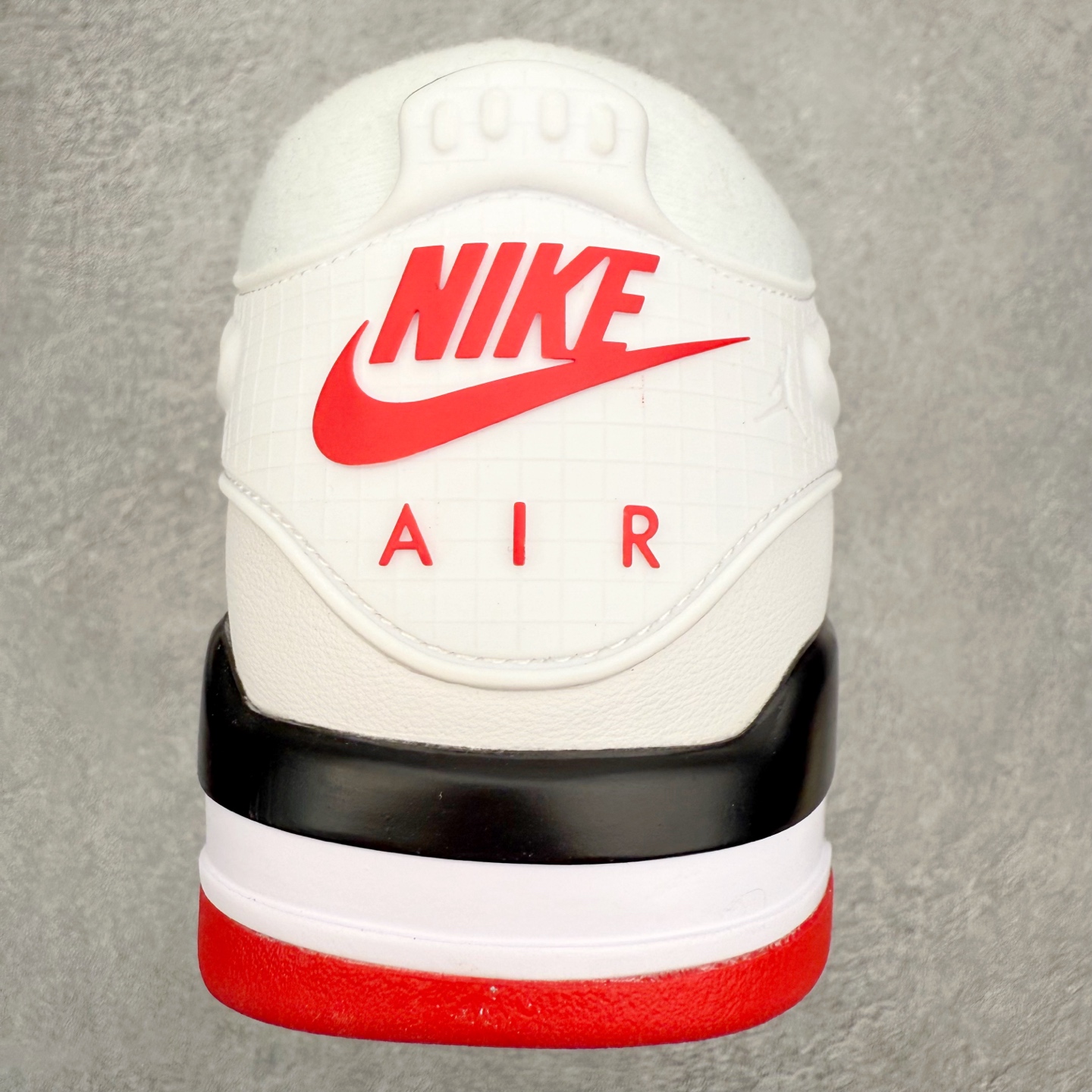 图片[8]-＃KZ纯原 Air Jordan AJ4 RM 重制版低帮复古篮球鞋 FQ7939-102 亲自操刀耗时半年巨作 全套原纸板楦头开发 确保原汁原味 完美呈现版型 一比一鞋头弧度高度鞋身弧度 原厂TPU 正确内里网布 菱角分明不变形无多余毛边 柔软性质感一致于原鞋 原厂织唛标 原厂飞人电绣工艺 尾指中部跳三针 独家绑鞋带手法 印刷中底布 四线拉帮 米色美纹纸贴合固定 进口港宝加持 后跟自然饱满 全鞋荧光划线卡点 追求极致完美 每一双都是工艺品 多重QC质检 超越公司货的品控标准 实实在在的免检产品 采用了低帮的设计 并保留了众多AJ4的经典元素 鞋身以皮革、麂皮材质拼接打造 AJ4经典的TPU材质延伸至后跟 增强鞋款稳定性 而鞋身侧面的网格设计则被取消 尾部的NIKE AIR标志也得到保留 并同时带有飞人logo 中底部分同样搭载了可视AIR气垫 鞋底采用米白色中底和外底呈现 为整个设计收尾 尺码：36 36.5 37.5 38 38.5 39 40 40.5 41 42 42.5 43 44 44.5 45 46 47.5 48.5-选品中心