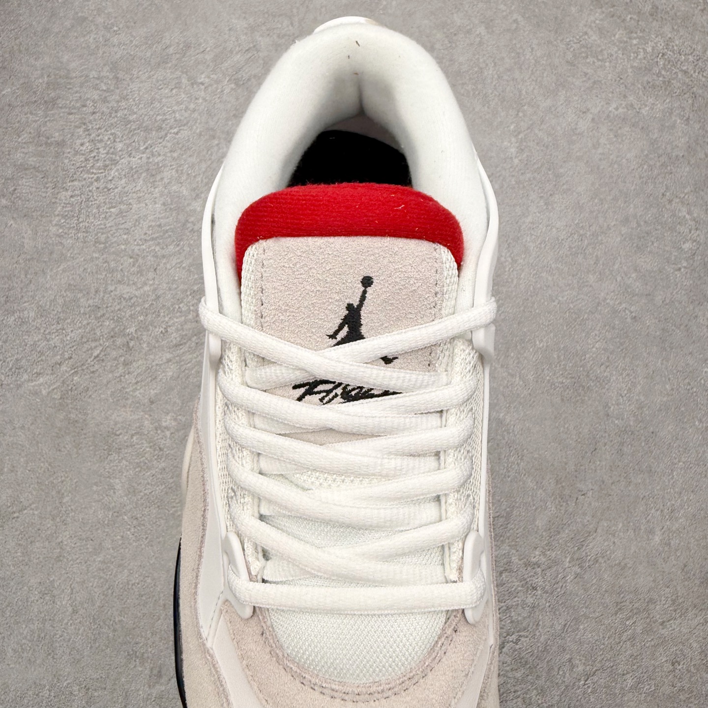 图片[5]-＃KZ纯原 Air Jordan AJ4 RM 重制版低帮复古篮球鞋 FQ7939-102 亲自操刀耗时半年巨作 全套原纸板楦头开发 确保原汁原味 完美呈现版型 一比一鞋头弧度高度鞋身弧度 原厂TPU 正确内里网布 菱角分明不变形无多余毛边 柔软性质感一致于原鞋 原厂织唛标 原厂飞人电绣工艺 尾指中部跳三针 独家绑鞋带手法 印刷中底布 四线拉帮 米色美纹纸贴合固定 进口港宝加持 后跟自然饱满 全鞋荧光划线卡点 追求极致完美 每一双都是工艺品 多重QC质检 超越公司货的品控标准 实实在在的免检产品 采用了低帮的设计 并保留了众多AJ4的经典元素 鞋身以皮革、麂皮材质拼接打造 AJ4经典的TPU材质延伸至后跟 增强鞋款稳定性 而鞋身侧面的网格设计则被取消 尾部的NIKE AIR标志也得到保留 并同时带有飞人logo 中底部分同样搭载了可视AIR气垫 鞋底采用米白色中底和外底呈现 为整个设计收尾 尺码：36 36.5 37.5 38 38.5 39 40 40.5 41 42 42.5 43 44 44.5 45 46 47.5 48.5-选品中心