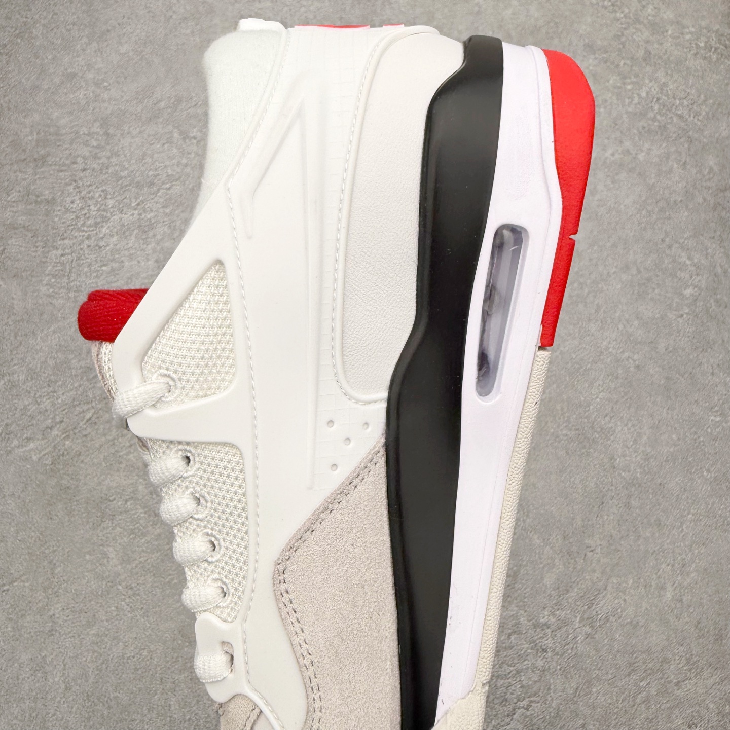 图片[7]-＃KZ纯原 Air Jordan AJ4 RM 重制版低帮复古篮球鞋 FQ7939-102 亲自操刀耗时半年巨作 全套原纸板楦头开发 确保原汁原味 完美呈现版型 一比一鞋头弧度高度鞋身弧度 原厂TPU 正确内里网布 菱角分明不变形无多余毛边 柔软性质感一致于原鞋 原厂织唛标 原厂飞人电绣工艺 尾指中部跳三针 独家绑鞋带手法 印刷中底布 四线拉帮 米色美纹纸贴合固定 进口港宝加持 后跟自然饱满 全鞋荧光划线卡点 追求极致完美 每一双都是工艺品 多重QC质检 超越公司货的品控标准 实实在在的免检产品 采用了低帮的设计 并保留了众多AJ4的经典元素 鞋身以皮革、麂皮材质拼接打造 AJ4经典的TPU材质延伸至后跟 增强鞋款稳定性 而鞋身侧面的网格设计则被取消 尾部的NIKE AIR标志也得到保留 并同时带有飞人logo 中底部分同样搭载了可视AIR气垫 鞋底采用米白色中底和外底呈现 为整个设计收尾 尺码：36 36.5 37.5 38 38.5 39 40 40.5 41 42 42.5 43 44 44.5 45 46 47.5 48.5-选品中心