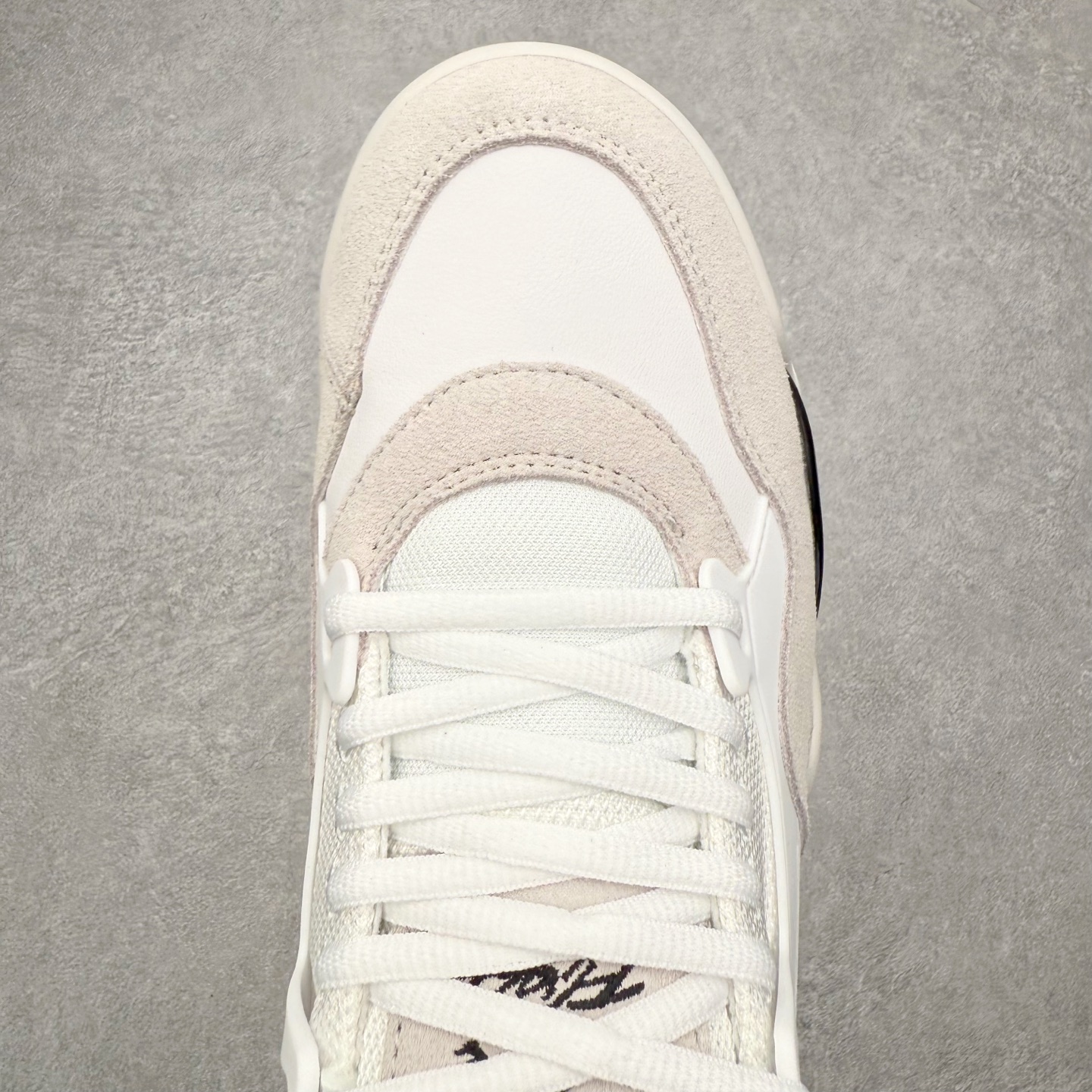 图片[4]-＃KZ纯原 Air Jordan AJ4 RM 重制版低帮复古篮球鞋 FQ7939-102 亲自操刀耗时半年巨作 全套原纸板楦头开发 确保原汁原味 完美呈现版型 一比一鞋头弧度高度鞋身弧度 原厂TPU 正确内里网布 菱角分明不变形无多余毛边 柔软性质感一致于原鞋 原厂织唛标 原厂飞人电绣工艺 尾指中部跳三针 独家绑鞋带手法 印刷中底布 四线拉帮 米色美纹纸贴合固定 进口港宝加持 后跟自然饱满 全鞋荧光划线卡点 追求极致完美 每一双都是工艺品 多重QC质检 超越公司货的品控标准 实实在在的免检产品 采用了低帮的设计 并保留了众多AJ4的经典元素 鞋身以皮革、麂皮材质拼接打造 AJ4经典的TPU材质延伸至后跟 增强鞋款稳定性 而鞋身侧面的网格设计则被取消 尾部的NIKE AIR标志也得到保留 并同时带有飞人logo 中底部分同样搭载了可视AIR气垫 鞋底采用米白色中底和外底呈现 为整个设计收尾 尺码：36 36.5 37.5 38 38.5 39 40 40.5 41 42 42.5 43 44 44.5 45 46 47.5 48.5-选品中心