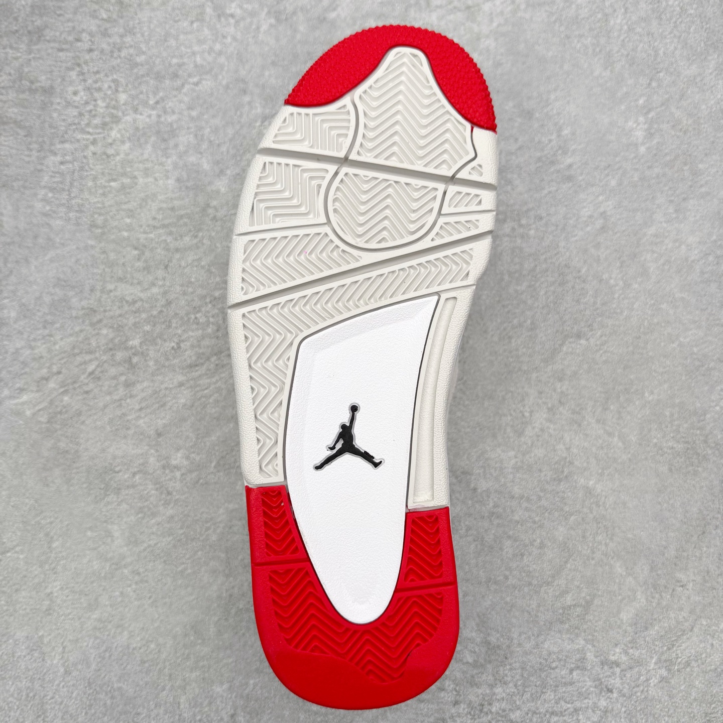 图片[9]-＃KZ纯原 Air Jordan AJ4 RM 重制版低帮复古篮球鞋 FQ7939-102 亲自操刀耗时半年巨作 全套原纸板楦头开发 确保原汁原味 完美呈现版型 一比一鞋头弧度高度鞋身弧度 原厂TPU 正确内里网布 菱角分明不变形无多余毛边 柔软性质感一致于原鞋 原厂织唛标 原厂飞人电绣工艺 尾指中部跳三针 独家绑鞋带手法 印刷中底布 四线拉帮 米色美纹纸贴合固定 进口港宝加持 后跟自然饱满 全鞋荧光划线卡点 追求极致完美 每一双都是工艺品 多重QC质检 超越公司货的品控标准 实实在在的免检产品 采用了低帮的设计 并保留了众多AJ4的经典元素 鞋身以皮革、麂皮材质拼接打造 AJ4经典的TPU材质延伸至后跟 增强鞋款稳定性 而鞋身侧面的网格设计则被取消 尾部的NIKE AIR标志也得到保留 并同时带有飞人logo 中底部分同样搭载了可视AIR气垫 鞋底采用米白色中底和外底呈现 为整个设计收尾 尺码：36 36.5 37.5 38 38.5 39 40 40.5 41 42 42.5 43 44 44.5 45 46 47.5 48.5-选品中心