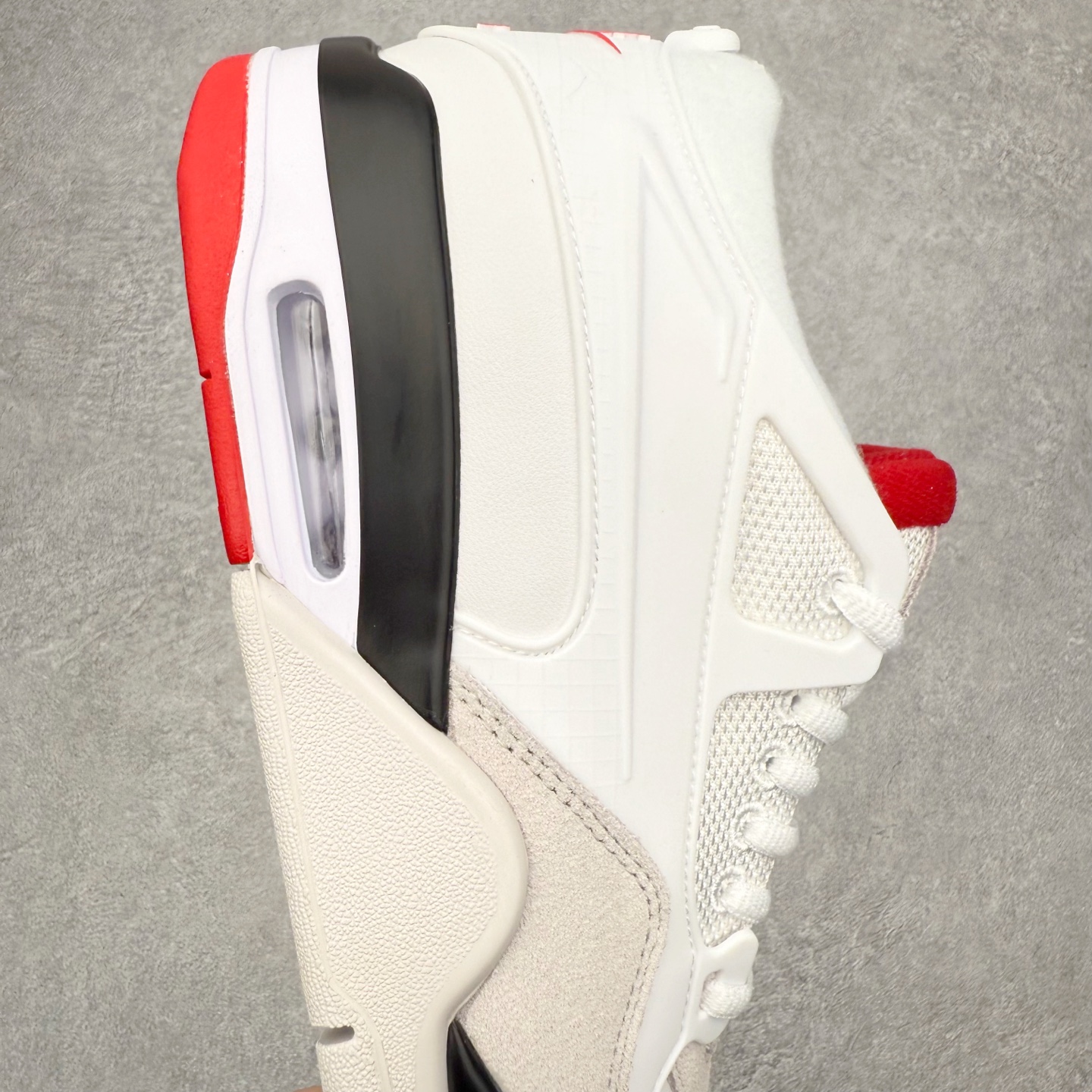 图片[6]-＃KZ纯原 Air Jordan AJ4 RM 重制版低帮复古篮球鞋 FQ7939-102 亲自操刀耗时半年巨作 全套原纸板楦头开发 确保原汁原味 完美呈现版型 一比一鞋头弧度高度鞋身弧度 原厂TPU 正确内里网布 菱角分明不变形无多余毛边 柔软性质感一致于原鞋 原厂织唛标 原厂飞人电绣工艺 尾指中部跳三针 独家绑鞋带手法 印刷中底布 四线拉帮 米色美纹纸贴合固定 进口港宝加持 后跟自然饱满 全鞋荧光划线卡点 追求极致完美 每一双都是工艺品 多重QC质检 超越公司货的品控标准 实实在在的免检产品 采用了低帮的设计 并保留了众多AJ4的经典元素 鞋身以皮革、麂皮材质拼接打造 AJ4经典的TPU材质延伸至后跟 增强鞋款稳定性 而鞋身侧面的网格设计则被取消 尾部的NIKE AIR标志也得到保留 并同时带有飞人logo 中底部分同样搭载了可视AIR气垫 鞋底采用米白色中底和外底呈现 为整个设计收尾 尺码：36 36.5 37.5 38 38.5 39 40 40.5 41 42 42.5 43 44 44.5 45 46 47.5 48.5-选品中心