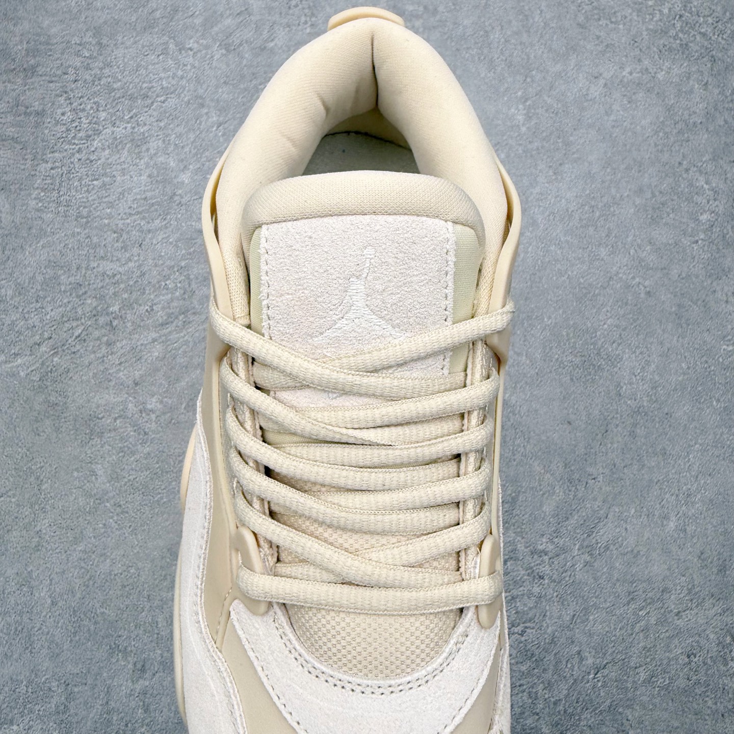 图片[5]-＃KZ纯原 Air Jordan AJ4 RM 重制版低帮复古篮球鞋 FQ7940-200 亲自操刀耗时半年巨作 全套原纸板楦头开发 确保原汁原味 完美呈现版型 一比一鞋头弧度高度鞋身弧度 原厂TPU 正确内里网布 菱角分明不变形无多余毛边 柔软性质感一致于原鞋 原厂织唛标 原厂飞人电绣工艺 尾指中部跳三针 独家绑鞋带手法 印刷中底布 四线拉帮 米色美纹纸贴合固定 进口港宝加持 后跟自然饱满 全鞋荧光划线卡点 追求极致完美 每一双都是工艺品 多重QC质检 超越公司货的品控标准 实实在在的免检产品 采用了低帮的设计 并保留了众多AJ4的经典元素 鞋身以皮革、麂皮材质拼接打造 AJ4经典的TPU材质延伸至后跟 增强鞋款稳定性 而鞋身侧面的网格设计则被取消 尾部的NIKE AIR标志也得到保留 并同时带有飞人logo 中底部分同样搭载了可视AIR气垫 鞋底采用米白色中底和外底呈现 为整个设计收尾 尺码：36 36.5 37.5 38 38.5 39 40 40.5 41 42 42.5 43 44 44.5 45 46 47.5 48.5-选品中心