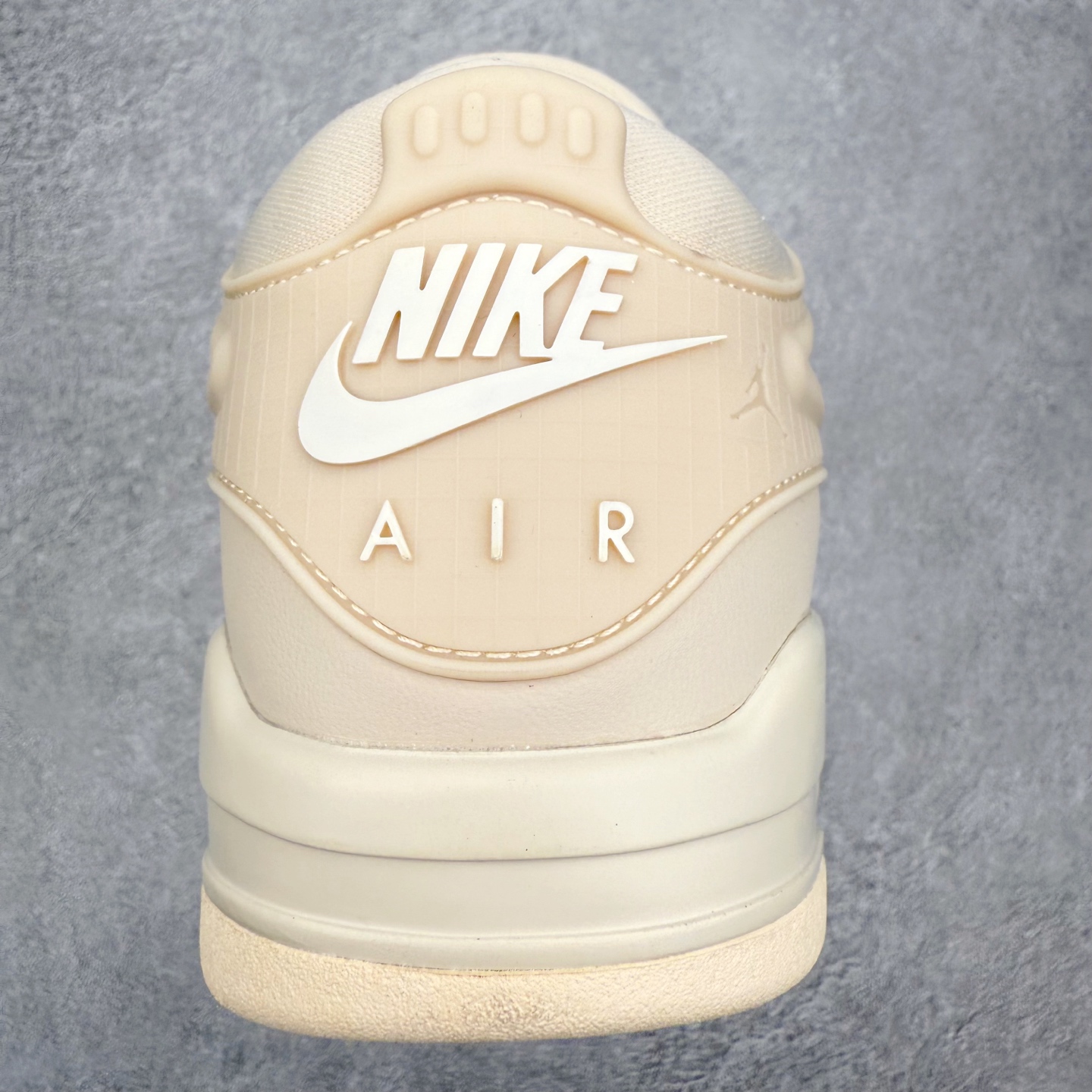 图片[8]-＃KZ纯原 Air Jordan AJ4 RM 重制版低帮复古篮球鞋 FQ7940-200 亲自操刀耗时半年巨作 全套原纸板楦头开发 确保原汁原味 完美呈现版型 一比一鞋头弧度高度鞋身弧度 原厂TPU 正确内里网布 菱角分明不变形无多余毛边 柔软性质感一致于原鞋 原厂织唛标 原厂飞人电绣工艺 尾指中部跳三针 独家绑鞋带手法 印刷中底布 四线拉帮 米色美纹纸贴合固定 进口港宝加持 后跟自然饱满 全鞋荧光划线卡点 追求极致完美 每一双都是工艺品 多重QC质检 超越公司货的品控标准 实实在在的免检产品 采用了低帮的设计 并保留了众多AJ4的经典元素 鞋身以皮革、麂皮材质拼接打造 AJ4经典的TPU材质延伸至后跟 增强鞋款稳定性 而鞋身侧面的网格设计则被取消 尾部的NIKE AIR标志也得到保留 并同时带有飞人logo 中底部分同样搭载了可视AIR气垫 鞋底采用米白色中底和外底呈现 为整个设计收尾 尺码：36 36.5 37.5 38 38.5 39 40 40.5 41 42 42.5 43 44 44.5 45 46 47.5 48.5-选品中心