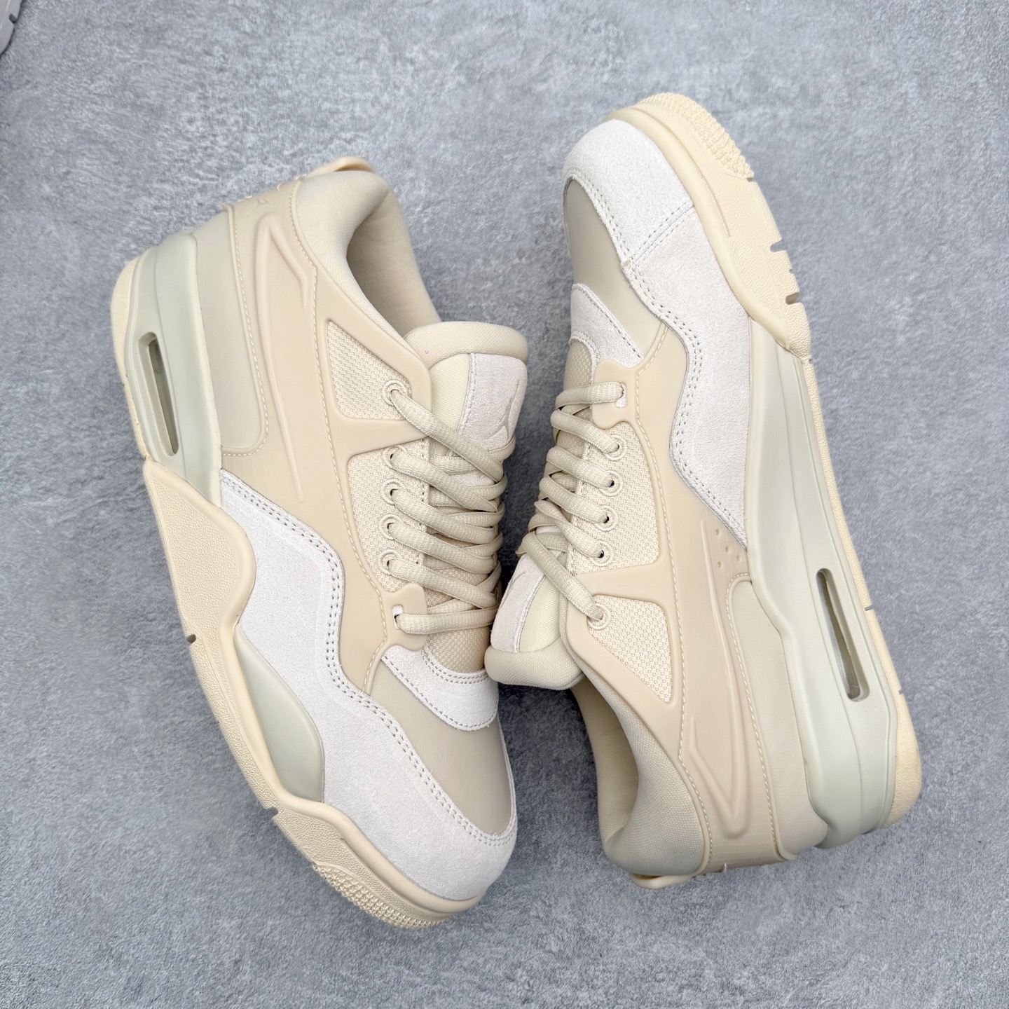 图片[3]-＃KZ纯原 Air Jordan AJ4 RM 重制版低帮复古篮球鞋 FQ7940-200 亲自操刀耗时半年巨作 全套原纸板楦头开发 确保原汁原味 完美呈现版型 一比一鞋头弧度高度鞋身弧度 原厂TPU 正确内里网布 菱角分明不变形无多余毛边 柔软性质感一致于原鞋 原厂织唛标 原厂飞人电绣工艺 尾指中部跳三针 独家绑鞋带手法 印刷中底布 四线拉帮 米色美纹纸贴合固定 进口港宝加持 后跟自然饱满 全鞋荧光划线卡点 追求极致完美 每一双都是工艺品 多重QC质检 超越公司货的品控标准 实实在在的免检产品 采用了低帮的设计 并保留了众多AJ4的经典元素 鞋身以皮革、麂皮材质拼接打造 AJ4经典的TPU材质延伸至后跟 增强鞋款稳定性 而鞋身侧面的网格设计则被取消 尾部的NIKE AIR标志也得到保留 并同时带有飞人logo 中底部分同样搭载了可视AIR气垫 鞋底采用米白色中底和外底呈现 为整个设计收尾 尺码：36 36.5 37.5 38 38.5 39 40 40.5 41 42 42.5 43 44 44.5 45 46 47.5 48.5-选品中心