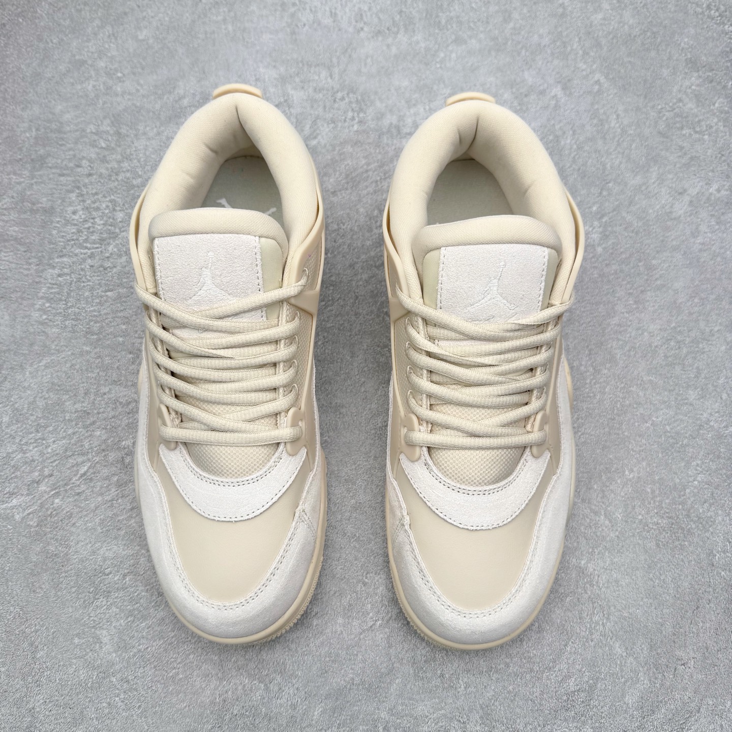 图片[2]-＃KZ纯原 Air Jordan AJ4 RM 重制版低帮复古篮球鞋 FQ7940-200 亲自操刀耗时半年巨作 全套原纸板楦头开发 确保原汁原味 完美呈现版型 一比一鞋头弧度高度鞋身弧度 原厂TPU 正确内里网布 菱角分明不变形无多余毛边 柔软性质感一致于原鞋 原厂织唛标 原厂飞人电绣工艺 尾指中部跳三针 独家绑鞋带手法 印刷中底布 四线拉帮 米色美纹纸贴合固定 进口港宝加持 后跟自然饱满 全鞋荧光划线卡点 追求极致完美 每一双都是工艺品 多重QC质检 超越公司货的品控标准 实实在在的免检产品 采用了低帮的设计 并保留了众多AJ4的经典元素 鞋身以皮革、麂皮材质拼接打造 AJ4经典的TPU材质延伸至后跟 增强鞋款稳定性 而鞋身侧面的网格设计则被取消 尾部的NIKE AIR标志也得到保留 并同时带有飞人logo 中底部分同样搭载了可视AIR气垫 鞋底采用米白色中底和外底呈现 为整个设计收尾 尺码：36 36.5 37.5 38 38.5 39 40 40.5 41 42 42.5 43 44 44.5 45 46 47.5 48.5-选品中心