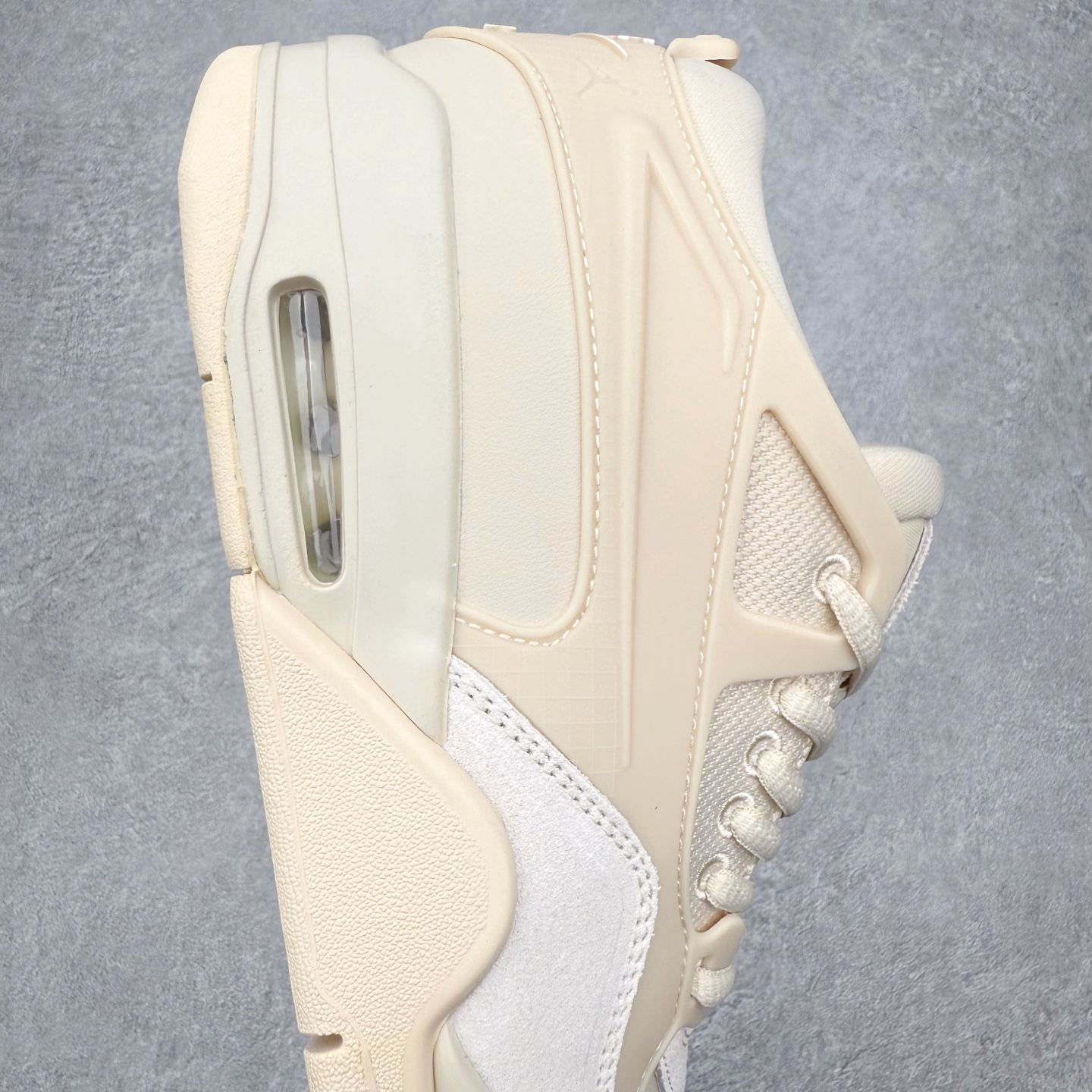 图片[6]-＃KZ纯原 Air Jordan AJ4 RM 重制版低帮复古篮球鞋 FQ7940-200 亲自操刀耗时半年巨作 全套原纸板楦头开发 确保原汁原味 完美呈现版型 一比一鞋头弧度高度鞋身弧度 原厂TPU 正确内里网布 菱角分明不变形无多余毛边 柔软性质感一致于原鞋 原厂织唛标 原厂飞人电绣工艺 尾指中部跳三针 独家绑鞋带手法 印刷中底布 四线拉帮 米色美纹纸贴合固定 进口港宝加持 后跟自然饱满 全鞋荧光划线卡点 追求极致完美 每一双都是工艺品 多重QC质检 超越公司货的品控标准 实实在在的免检产品 采用了低帮的设计 并保留了众多AJ4的经典元素 鞋身以皮革、麂皮材质拼接打造 AJ4经典的TPU材质延伸至后跟 增强鞋款稳定性 而鞋身侧面的网格设计则被取消 尾部的NIKE AIR标志也得到保留 并同时带有飞人logo 中底部分同样搭载了可视AIR气垫 鞋底采用米白色中底和外底呈现 为整个设计收尾 尺码：36 36.5 37.5 38 38.5 39 40 40.5 41 42 42.5 43 44 44.5 45 46 47.5 48.5-选品中心