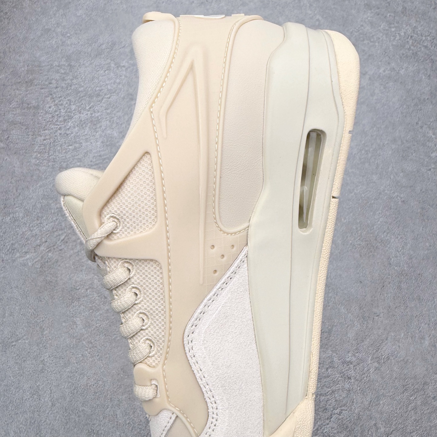 图片[7]-＃KZ纯原 Air Jordan AJ4 RM 重制版低帮复古篮球鞋 FQ7940-200 亲自操刀耗时半年巨作 全套原纸板楦头开发 确保原汁原味 完美呈现版型 一比一鞋头弧度高度鞋身弧度 原厂TPU 正确内里网布 菱角分明不变形无多余毛边 柔软性质感一致于原鞋 原厂织唛标 原厂飞人电绣工艺 尾指中部跳三针 独家绑鞋带手法 印刷中底布 四线拉帮 米色美纹纸贴合固定 进口港宝加持 后跟自然饱满 全鞋荧光划线卡点 追求极致完美 每一双都是工艺品 多重QC质检 超越公司货的品控标准 实实在在的免检产品 采用了低帮的设计 并保留了众多AJ4的经典元素 鞋身以皮革、麂皮材质拼接打造 AJ4经典的TPU材质延伸至后跟 增强鞋款稳定性 而鞋身侧面的网格设计则被取消 尾部的NIKE AIR标志也得到保留 并同时带有飞人logo 中底部分同样搭载了可视AIR气垫 鞋底采用米白色中底和外底呈现 为整个设计收尾 尺码：36 36.5 37.5 38 38.5 39 40 40.5 41 42 42.5 43 44 44.5 45 46 47.5 48.5-选品中心