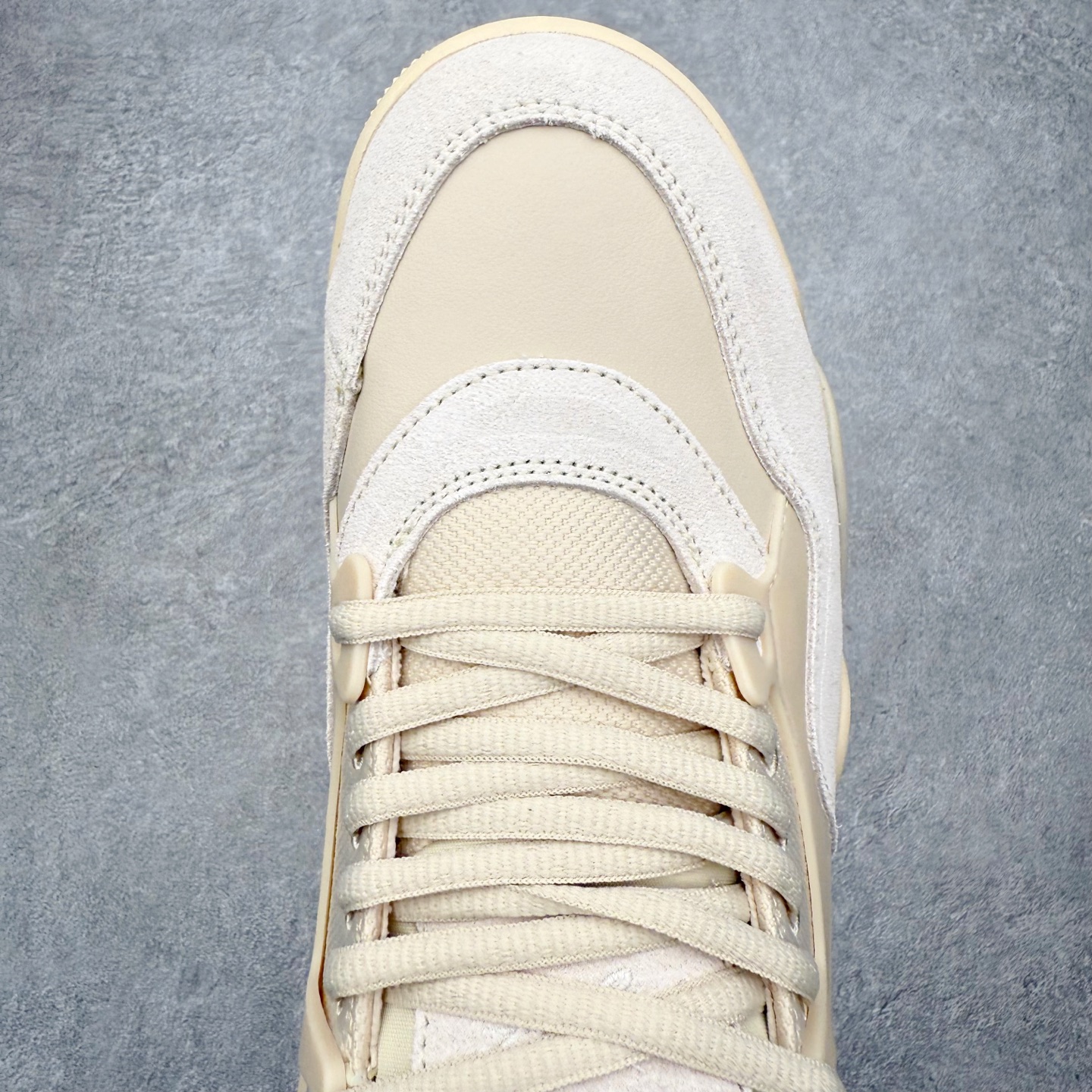 图片[4]-＃KZ纯原 Air Jordan AJ4 RM 重制版低帮复古篮球鞋 FQ7940-200 亲自操刀耗时半年巨作 全套原纸板楦头开发 确保原汁原味 完美呈现版型 一比一鞋头弧度高度鞋身弧度 原厂TPU 正确内里网布 菱角分明不变形无多余毛边 柔软性质感一致于原鞋 原厂织唛标 原厂飞人电绣工艺 尾指中部跳三针 独家绑鞋带手法 印刷中底布 四线拉帮 米色美纹纸贴合固定 进口港宝加持 后跟自然饱满 全鞋荧光划线卡点 追求极致完美 每一双都是工艺品 多重QC质检 超越公司货的品控标准 实实在在的免检产品 采用了低帮的设计 并保留了众多AJ4的经典元素 鞋身以皮革、麂皮材质拼接打造 AJ4经典的TPU材质延伸至后跟 增强鞋款稳定性 而鞋身侧面的网格设计则被取消 尾部的NIKE AIR标志也得到保留 并同时带有飞人logo 中底部分同样搭载了可视AIR气垫 鞋底采用米白色中底和外底呈现 为整个设计收尾 尺码：36 36.5 37.5 38 38.5 39 40 40.5 41 42 42.5 43 44 44.5 45 46 47.5 48.5-选品中心