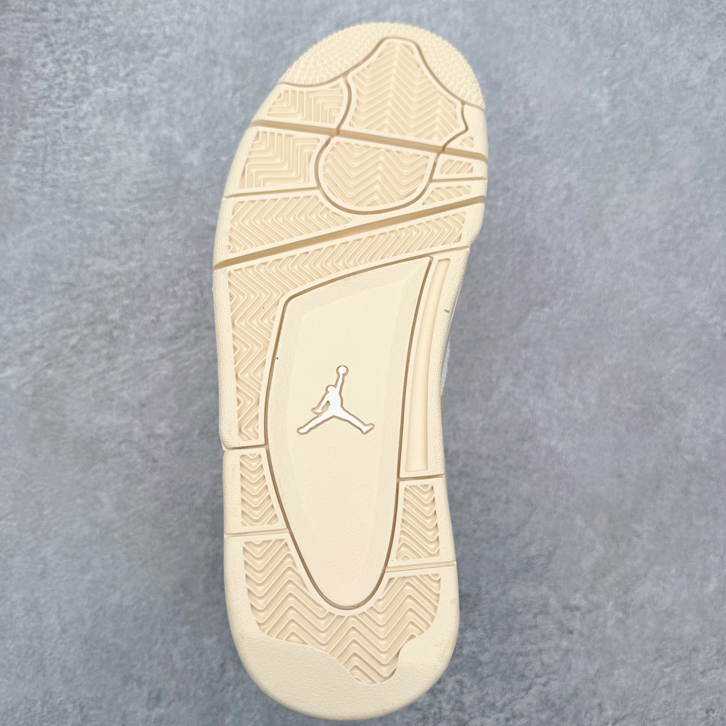 图片[9]-＃KZ纯原 Air Jordan AJ4 RM 重制版低帮复古篮球鞋 FQ7940-200 亲自操刀耗时半年巨作 全套原纸板楦头开发 确保原汁原味 完美呈现版型 一比一鞋头弧度高度鞋身弧度 原厂TPU 正确内里网布 菱角分明不变形无多余毛边 柔软性质感一致于原鞋 原厂织唛标 原厂飞人电绣工艺 尾指中部跳三针 独家绑鞋带手法 印刷中底布 四线拉帮 米色美纹纸贴合固定 进口港宝加持 后跟自然饱满 全鞋荧光划线卡点 追求极致完美 每一双都是工艺品 多重QC质检 超越公司货的品控标准 实实在在的免检产品 采用了低帮的设计 并保留了众多AJ4的经典元素 鞋身以皮革、麂皮材质拼接打造 AJ4经典的TPU材质延伸至后跟 增强鞋款稳定性 而鞋身侧面的网格设计则被取消 尾部的NIKE AIR标志也得到保留 并同时带有飞人logo 中底部分同样搭载了可视AIR气垫 鞋底采用米白色中底和外底呈现 为整个设计收尾 尺码：36 36.5 37.5 38 38.5 39 40 40.5 41 42 42.5 43 44 44.5 45 46 47.5 48.5-选品中心