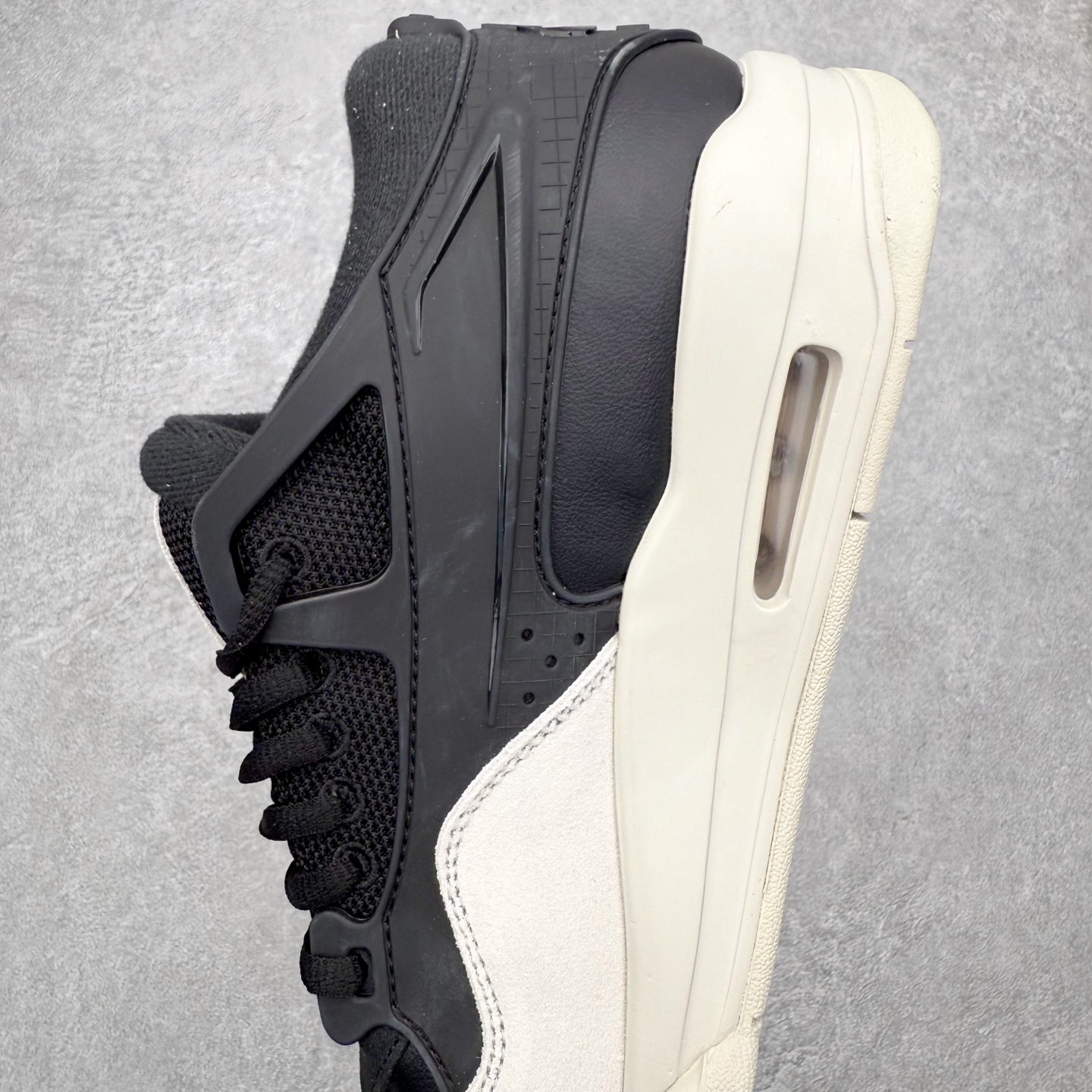 图片[7]-＃KZ纯原 Air Jordan AJ4 RM 重制版低帮复古篮球鞋 FQ7939-001 亲自操刀耗时半年巨作 全套原纸板楦头开发 确保原汁原味 完美呈现版型 一比一鞋头弧度高度鞋身弧度 原厂TPU 正确内里网布 菱角分明不变形无多余毛边 柔软性质感一致于原鞋 原厂织唛标 原厂飞人电绣工艺 尾指中部跳三针 独家绑鞋带手法 印刷中底布 四线拉帮 米色美纹纸贴合固定 进口港宝加持 后跟自然饱满 全鞋荧光划线卡点 追求极致完美 每一双都是工艺品 多重QC质检 超越公司货的品控标准 实实在在的免检产品 采用了低帮的设计 并保留了众多AJ4的经典元素 鞋身以皮革、麂皮材质拼接打造 AJ4经典的TPU材质延伸至后跟 增强鞋款稳定性 而鞋身侧面的网格设计则被取消 尾部的NIKE AIR标志也得到保留 并同时带有飞人logo 中底部分同样搭载了可视AIR气垫 鞋底采用米白色中底和外底呈现 为整个设计收尾 尺码：36 36.5 37.5 38 38.5 39 40 40.5 41 42 42.5 43 44 44.5 45 46 47.5 48.5-选品中心