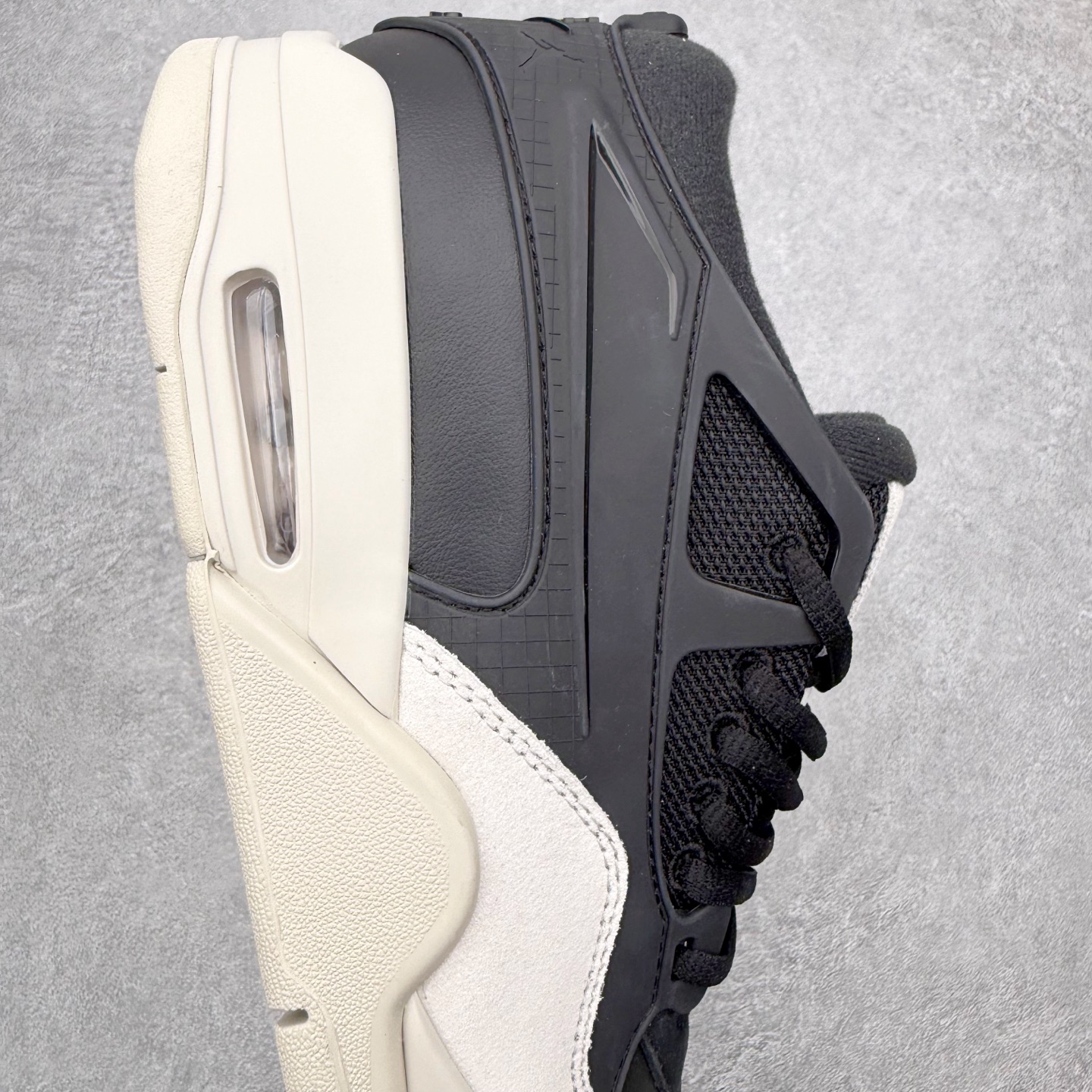 图片[6]-＃KZ纯原 Air Jordan AJ4 RM 重制版低帮复古篮球鞋 FQ7939-001 亲自操刀耗时半年巨作 全套原纸板楦头开发 确保原汁原味 完美呈现版型 一比一鞋头弧度高度鞋身弧度 原厂TPU 正确内里网布 菱角分明不变形无多余毛边 柔软性质感一致于原鞋 原厂织唛标 原厂飞人电绣工艺 尾指中部跳三针 独家绑鞋带手法 印刷中底布 四线拉帮 米色美纹纸贴合固定 进口港宝加持 后跟自然饱满 全鞋荧光划线卡点 追求极致完美 每一双都是工艺品 多重QC质检 超越公司货的品控标准 实实在在的免检产品 采用了低帮的设计 并保留了众多AJ4的经典元素 鞋身以皮革、麂皮材质拼接打造 AJ4经典的TPU材质延伸至后跟 增强鞋款稳定性 而鞋身侧面的网格设计则被取消 尾部的NIKE AIR标志也得到保留 并同时带有飞人logo 中底部分同样搭载了可视AIR气垫 鞋底采用米白色中底和外底呈现 为整个设计收尾 尺码：36 36.5 37.5 38 38.5 39 40 40.5 41 42 42.5 43 44 44.5 45 46 47.5 48.5-选品中心