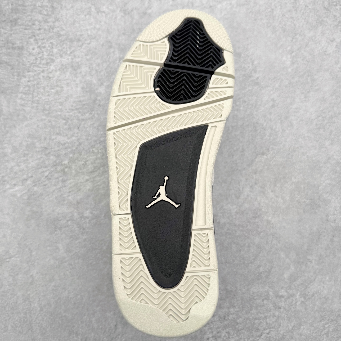 图片[9]-＃KZ纯原 Air Jordan AJ4 RM 重制版低帮复古篮球鞋 FQ7939-001 亲自操刀耗时半年巨作 全套原纸板楦头开发 确保原汁原味 完美呈现版型 一比一鞋头弧度高度鞋身弧度 原厂TPU 正确内里网布 菱角分明不变形无多余毛边 柔软性质感一致于原鞋 原厂织唛标 原厂飞人电绣工艺 尾指中部跳三针 独家绑鞋带手法 印刷中底布 四线拉帮 米色美纹纸贴合固定 进口港宝加持 后跟自然饱满 全鞋荧光划线卡点 追求极致完美 每一双都是工艺品 多重QC质检 超越公司货的品控标准 实实在在的免检产品 采用了低帮的设计 并保留了众多AJ4的经典元素 鞋身以皮革、麂皮材质拼接打造 AJ4经典的TPU材质延伸至后跟 增强鞋款稳定性 而鞋身侧面的网格设计则被取消 尾部的NIKE AIR标志也得到保留 并同时带有飞人logo 中底部分同样搭载了可视AIR气垫 鞋底采用米白色中底和外底呈现 为整个设计收尾 尺码：36 36.5 37.5 38 38.5 39 40 40.5 41 42 42.5 43 44 44.5 45 46 47.5 48.5-选品中心
