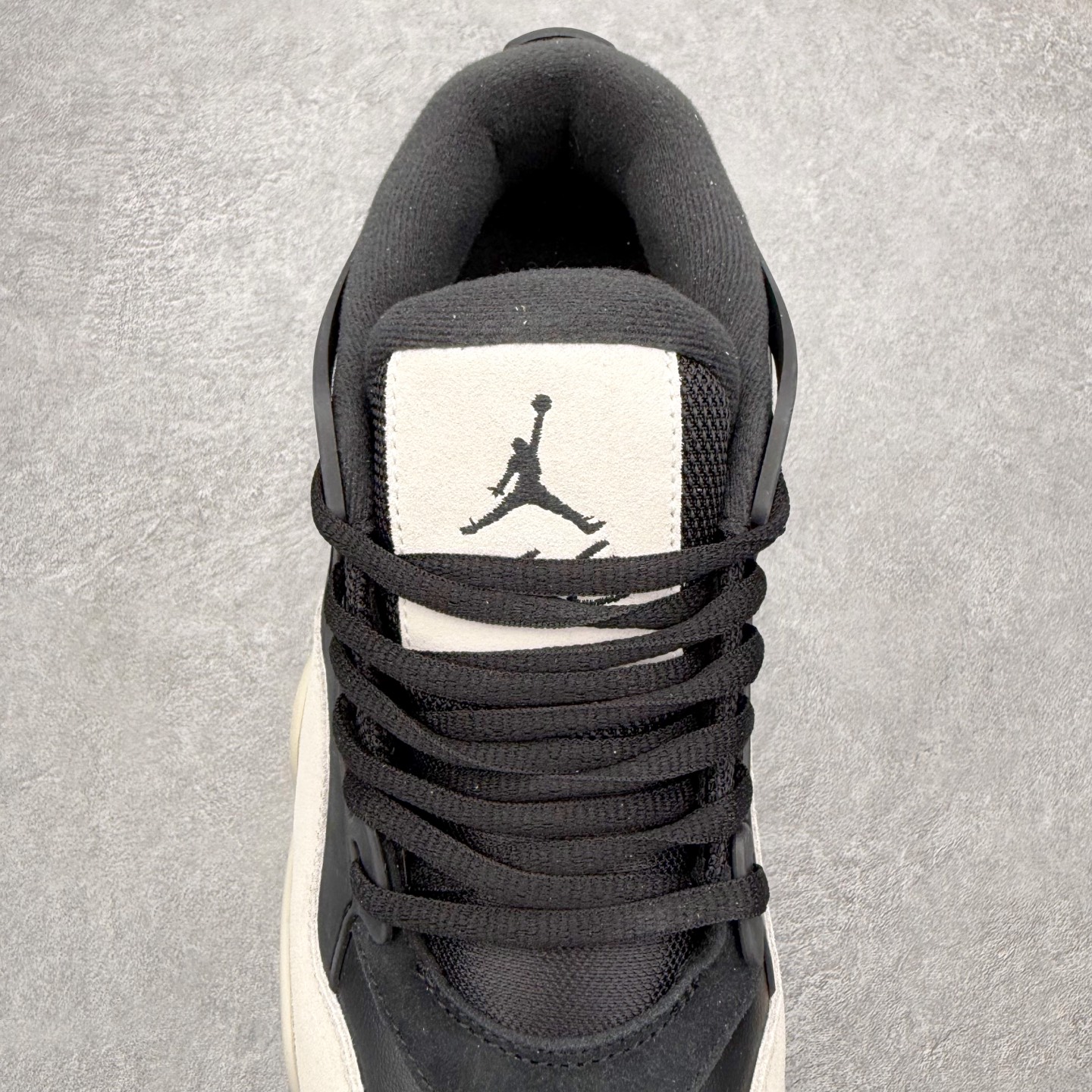 图片[5]-＃KZ纯原 Air Jordan AJ4 RM 重制版低帮复古篮球鞋 FQ7939-001 亲自操刀耗时半年巨作 全套原纸板楦头开发 确保原汁原味 完美呈现版型 一比一鞋头弧度高度鞋身弧度 原厂TPU 正确内里网布 菱角分明不变形无多余毛边 柔软性质感一致于原鞋 原厂织唛标 原厂飞人电绣工艺 尾指中部跳三针 独家绑鞋带手法 印刷中底布 四线拉帮 米色美纹纸贴合固定 进口港宝加持 后跟自然饱满 全鞋荧光划线卡点 追求极致完美 每一双都是工艺品 多重QC质检 超越公司货的品控标准 实实在在的免检产品 采用了低帮的设计 并保留了众多AJ4的经典元素 鞋身以皮革、麂皮材质拼接打造 AJ4经典的TPU材质延伸至后跟 增强鞋款稳定性 而鞋身侧面的网格设计则被取消 尾部的NIKE AIR标志也得到保留 并同时带有飞人logo 中底部分同样搭载了可视AIR气垫 鞋底采用米白色中底和外底呈现 为整个设计收尾 尺码：36 36.5 37.5 38 38.5 39 40 40.5 41 42 42.5 43 44 44.5 45 46 47.5 48.5-选品中心