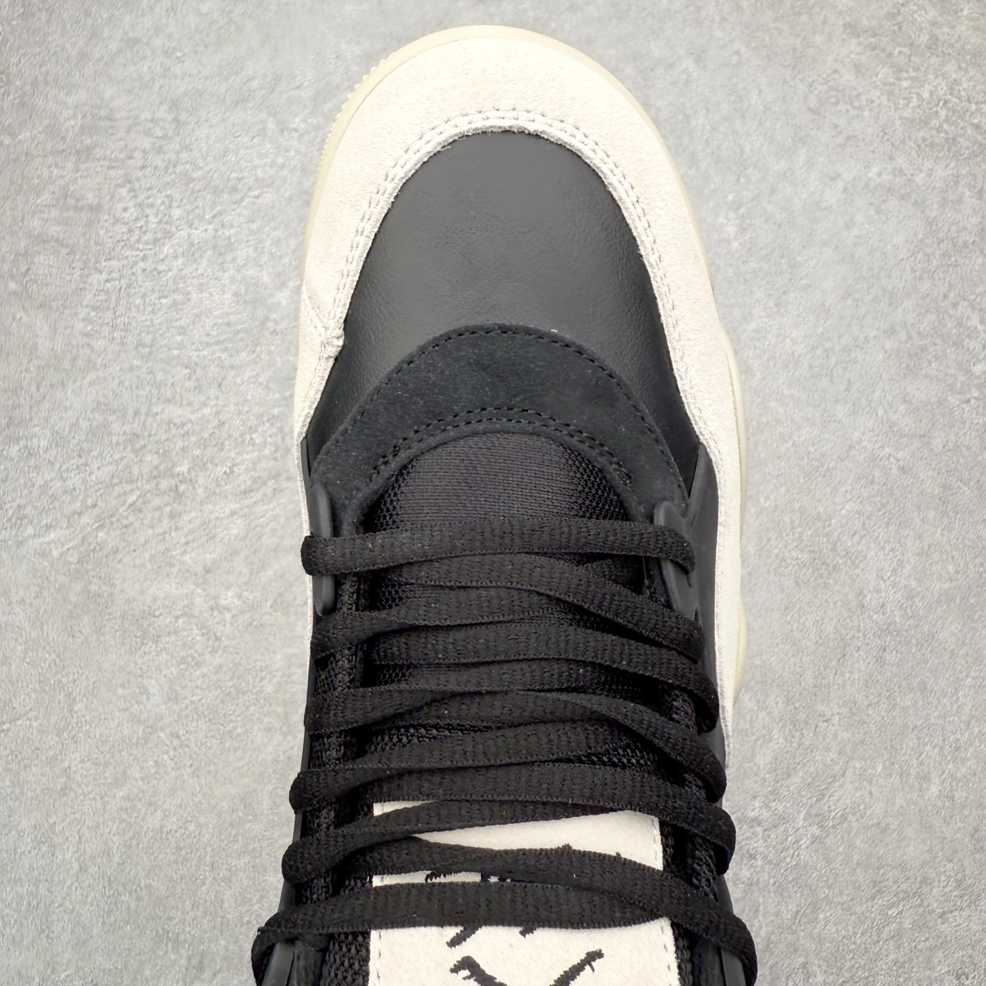 图片[4]-＃KZ纯原 Air Jordan AJ4 RM 重制版低帮复古篮球鞋 FQ7939-001 亲自操刀耗时半年巨作 全套原纸板楦头开发 确保原汁原味 完美呈现版型 一比一鞋头弧度高度鞋身弧度 原厂TPU 正确内里网布 菱角分明不变形无多余毛边 柔软性质感一致于原鞋 原厂织唛标 原厂飞人电绣工艺 尾指中部跳三针 独家绑鞋带手法 印刷中底布 四线拉帮 米色美纹纸贴合固定 进口港宝加持 后跟自然饱满 全鞋荧光划线卡点 追求极致完美 每一双都是工艺品 多重QC质检 超越公司货的品控标准 实实在在的免检产品 采用了低帮的设计 并保留了众多AJ4的经典元素 鞋身以皮革、麂皮材质拼接打造 AJ4经典的TPU材质延伸至后跟 增强鞋款稳定性 而鞋身侧面的网格设计则被取消 尾部的NIKE AIR标志也得到保留 并同时带有飞人logo 中底部分同样搭载了可视AIR气垫 鞋底采用米白色中底和外底呈现 为整个设计收尾 尺码：36 36.5 37.5 38 38.5 39 40 40.5 41 42 42.5 43 44 44.5 45 46 47.5 48.5-选品中心