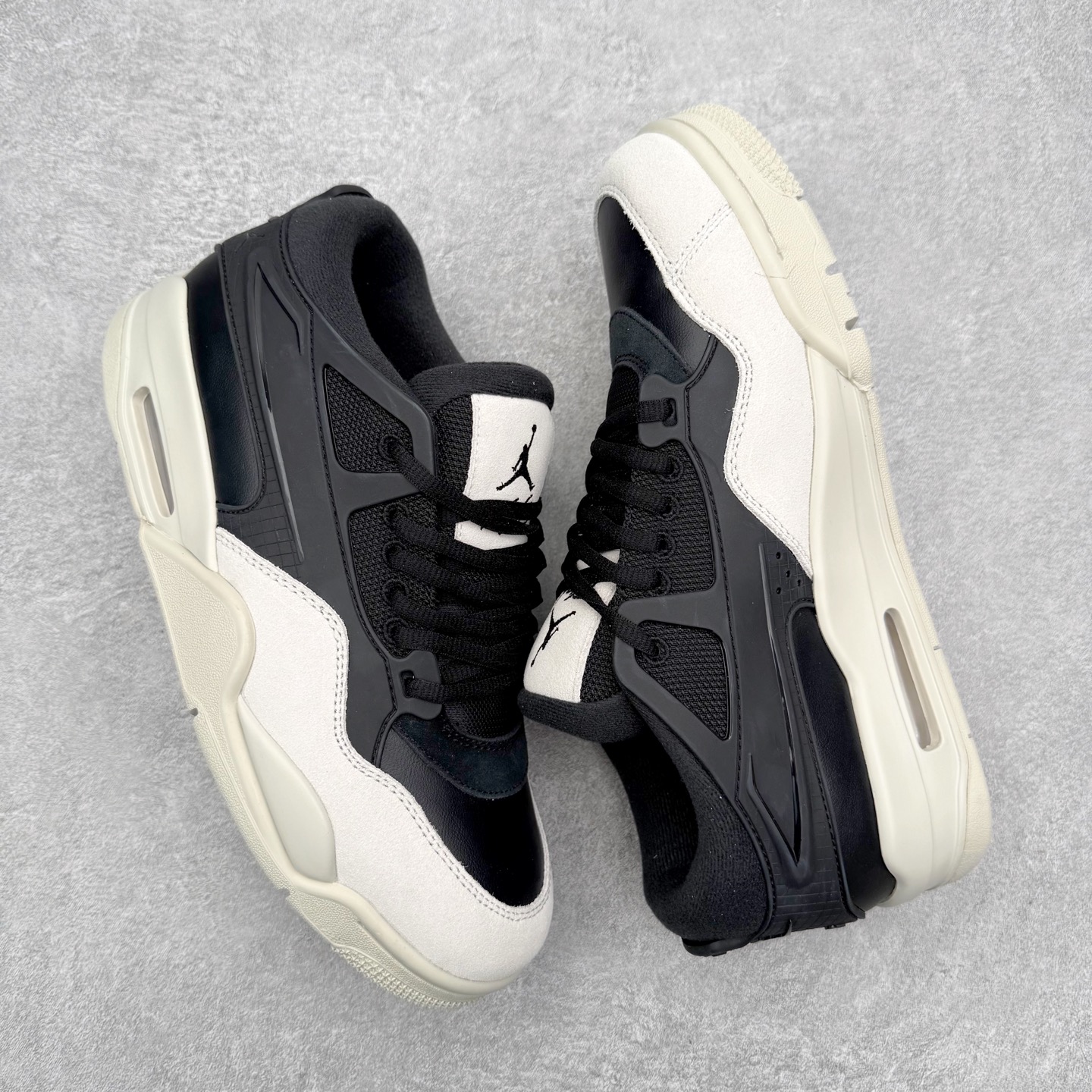 图片[3]-＃KZ纯原 Air Jordan AJ4 RM 重制版低帮复古篮球鞋 FQ7939-001 亲自操刀耗时半年巨作 全套原纸板楦头开发 确保原汁原味 完美呈现版型 一比一鞋头弧度高度鞋身弧度 原厂TPU 正确内里网布 菱角分明不变形无多余毛边 柔软性质感一致于原鞋 原厂织唛标 原厂飞人电绣工艺 尾指中部跳三针 独家绑鞋带手法 印刷中底布 四线拉帮 米色美纹纸贴合固定 进口港宝加持 后跟自然饱满 全鞋荧光划线卡点 追求极致完美 每一双都是工艺品 多重QC质检 超越公司货的品控标准 实实在在的免检产品 采用了低帮的设计 并保留了众多AJ4的经典元素 鞋身以皮革、麂皮材质拼接打造 AJ4经典的TPU材质延伸至后跟 增强鞋款稳定性 而鞋身侧面的网格设计则被取消 尾部的NIKE AIR标志也得到保留 并同时带有飞人logo 中底部分同样搭载了可视AIR气垫 鞋底采用米白色中底和外底呈现 为整个设计收尾 尺码：36 36.5 37.5 38 38.5 39 40 40.5 41 42 42.5 43 44 44.5 45 46 47.5 48.5-选品中心