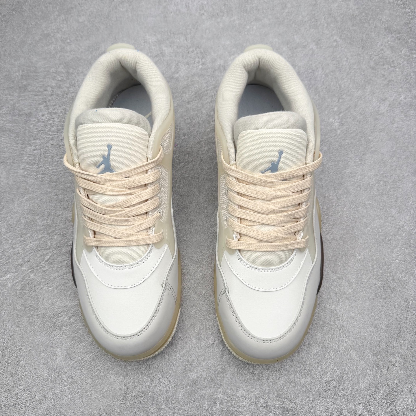 图片[2]-＃KZ纯原 Air Jordan AJ4 RM 重制版低帮复古篮球鞋 IB8857-141 亲自操刀耗时半年巨作 全套原纸板楦头开发 确保原汁原味 完美呈现版型 一比一鞋头弧度高度鞋身弧度 原厂TPU 正确内里网布 菱角分明不变形无多余毛边 柔软性质感一致于原鞋 原厂织唛标 原厂飞人电绣工艺 尾指中部跳三针 独家绑鞋带手法 印刷中底布 四线拉帮 米色美纹纸贴合固定 进口港宝加持 后跟自然饱满 全鞋荧光划线卡点 追求极致完美 每一双都是工艺品 多重QC质检 超越公司货的品控标准 实实在在的免检产品 采用了低帮的设计 并保留了众多AJ4的经典元素 鞋身以皮革、麂皮材质拼接打造 AJ4经典的TPU材质延伸至后跟 增强鞋款稳定性 而鞋身侧面的网格设计则被取消 尾部的NIKE AIR标志也得到保留 并同时带有飞人logo 中底部分同样搭载了可视AIR气垫 鞋底采用米白色中底和外底呈现 为整个设计收尾 尺码：36 36.5 37.5 38 38.5 39 40 40.5 41 42 42.5 43 44 44.5 45 46 47.5 48.5-选品中心