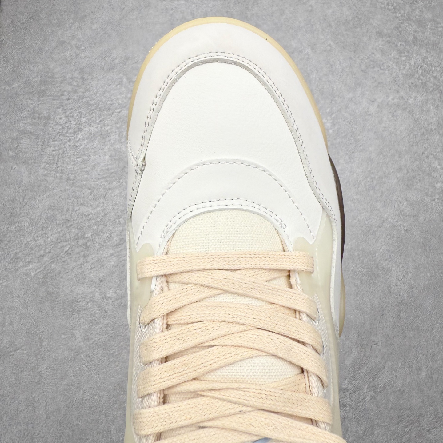 图片[4]-＃KZ纯原 Air Jordan AJ4 RM 重制版低帮复古篮球鞋 IB8857-141 亲自操刀耗时半年巨作 全套原纸板楦头开发 确保原汁原味 完美呈现版型 一比一鞋头弧度高度鞋身弧度 原厂TPU 正确内里网布 菱角分明不变形无多余毛边 柔软性质感一致于原鞋 原厂织唛标 原厂飞人电绣工艺 尾指中部跳三针 独家绑鞋带手法 印刷中底布 四线拉帮 米色美纹纸贴合固定 进口港宝加持 后跟自然饱满 全鞋荧光划线卡点 追求极致完美 每一双都是工艺品 多重QC质检 超越公司货的品控标准 实实在在的免检产品 采用了低帮的设计 并保留了众多AJ4的经典元素 鞋身以皮革、麂皮材质拼接打造 AJ4经典的TPU材质延伸至后跟 增强鞋款稳定性 而鞋身侧面的网格设计则被取消 尾部的NIKE AIR标志也得到保留 并同时带有飞人logo 中底部分同样搭载了可视AIR气垫 鞋底采用米白色中底和外底呈现 为整个设计收尾 尺码：36 36.5 37.5 38 38.5 39 40 40.5 41 42 42.5 43 44 44.5 45 46 47.5 48.5-选品中心