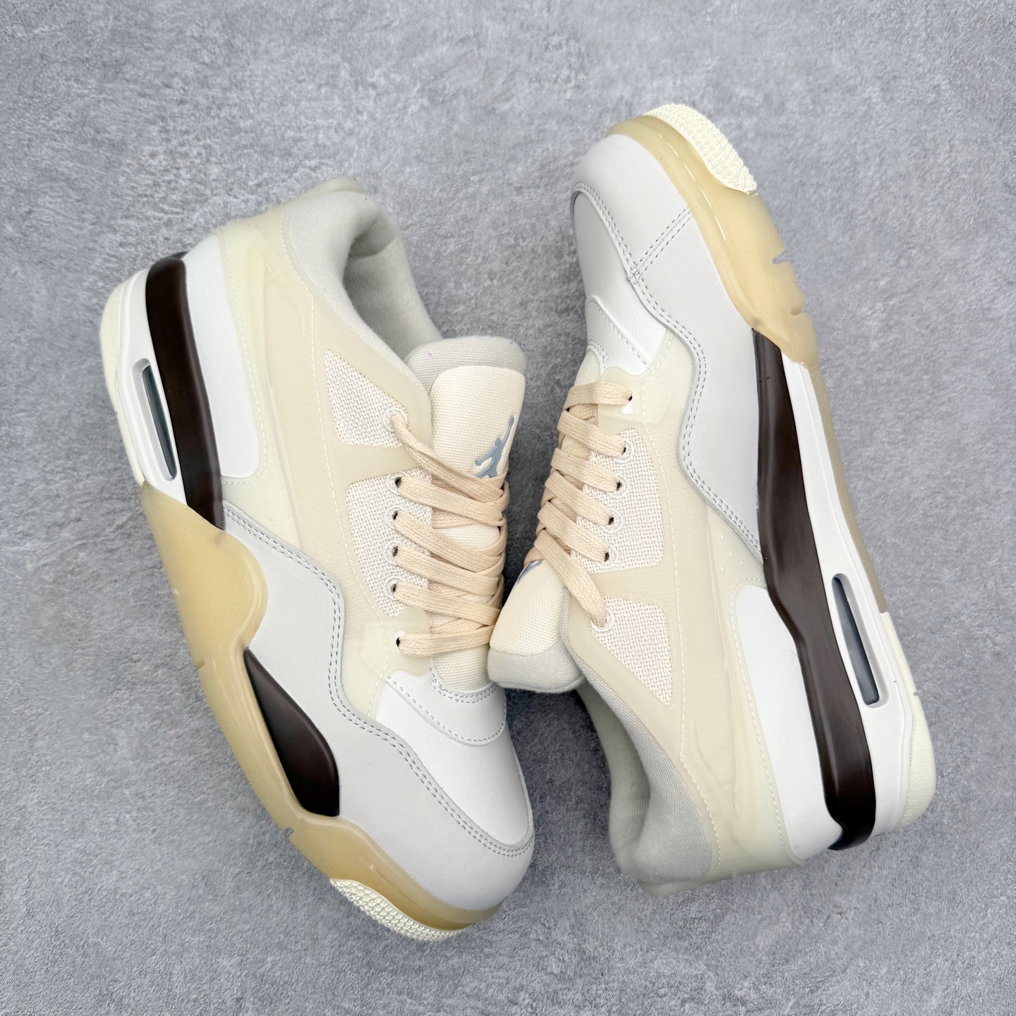 图片[3]-＃KZ纯原 Air Jordan AJ4 RM 重制版低帮复古篮球鞋 IB8857-141 亲自操刀耗时半年巨作 全套原纸板楦头开发 确保原汁原味 完美呈现版型 一比一鞋头弧度高度鞋身弧度 原厂TPU 正确内里网布 菱角分明不变形无多余毛边 柔软性质感一致于原鞋 原厂织唛标 原厂飞人电绣工艺 尾指中部跳三针 独家绑鞋带手法 印刷中底布 四线拉帮 米色美纹纸贴合固定 进口港宝加持 后跟自然饱满 全鞋荧光划线卡点 追求极致完美 每一双都是工艺品 多重QC质检 超越公司货的品控标准 实实在在的免检产品 采用了低帮的设计 并保留了众多AJ4的经典元素 鞋身以皮革、麂皮材质拼接打造 AJ4经典的TPU材质延伸至后跟 增强鞋款稳定性 而鞋身侧面的网格设计则被取消 尾部的NIKE AIR标志也得到保留 并同时带有飞人logo 中底部分同样搭载了可视AIR气垫 鞋底采用米白色中底和外底呈现 为整个设计收尾 尺码：36 36.5 37.5 38 38.5 39 40 40.5 41 42 42.5 43 44 44.5 45 46 47.5 48.5-选品中心