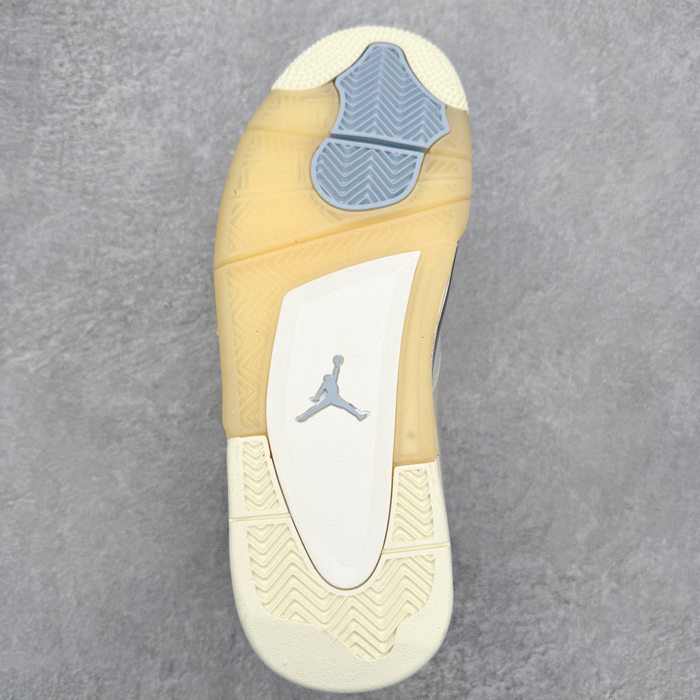 图片[9]-＃KZ纯原 Air Jordan AJ4 RM 重制版低帮复古篮球鞋 IB8857-141 亲自操刀耗时半年巨作 全套原纸板楦头开发 确保原汁原味 完美呈现版型 一比一鞋头弧度高度鞋身弧度 原厂TPU 正确内里网布 菱角分明不变形无多余毛边 柔软性质感一致于原鞋 原厂织唛标 原厂飞人电绣工艺 尾指中部跳三针 独家绑鞋带手法 印刷中底布 四线拉帮 米色美纹纸贴合固定 进口港宝加持 后跟自然饱满 全鞋荧光划线卡点 追求极致完美 每一双都是工艺品 多重QC质检 超越公司货的品控标准 实实在在的免检产品 采用了低帮的设计 并保留了众多AJ4的经典元素 鞋身以皮革、麂皮材质拼接打造 AJ4经典的TPU材质延伸至后跟 增强鞋款稳定性 而鞋身侧面的网格设计则被取消 尾部的NIKE AIR标志也得到保留 并同时带有飞人logo 中底部分同样搭载了可视AIR气垫 鞋底采用米白色中底和外底呈现 为整个设计收尾 尺码：36 36.5 37.5 38 38.5 39 40 40.5 41 42 42.5 43 44 44.5 45 46 47.5 48.5-选品中心