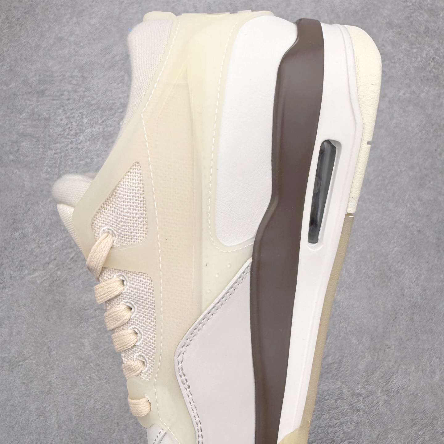 图片[7]-＃KZ纯原 Air Jordan AJ4 RM 重制版低帮复古篮球鞋 IB8857-141 亲自操刀耗时半年巨作 全套原纸板楦头开发 确保原汁原味 完美呈现版型 一比一鞋头弧度高度鞋身弧度 原厂TPU 正确内里网布 菱角分明不变形无多余毛边 柔软性质感一致于原鞋 原厂织唛标 原厂飞人电绣工艺 尾指中部跳三针 独家绑鞋带手法 印刷中底布 四线拉帮 米色美纹纸贴合固定 进口港宝加持 后跟自然饱满 全鞋荧光划线卡点 追求极致完美 每一双都是工艺品 多重QC质检 超越公司货的品控标准 实实在在的免检产品 采用了低帮的设计 并保留了众多AJ4的经典元素 鞋身以皮革、麂皮材质拼接打造 AJ4经典的TPU材质延伸至后跟 增强鞋款稳定性 而鞋身侧面的网格设计则被取消 尾部的NIKE AIR标志也得到保留 并同时带有飞人logo 中底部分同样搭载了可视AIR气垫 鞋底采用米白色中底和外底呈现 为整个设计收尾 尺码：36 36.5 37.5 38 38.5 39 40 40.5 41 42 42.5 43 44 44.5 45 46 47.5 48.5-选品中心