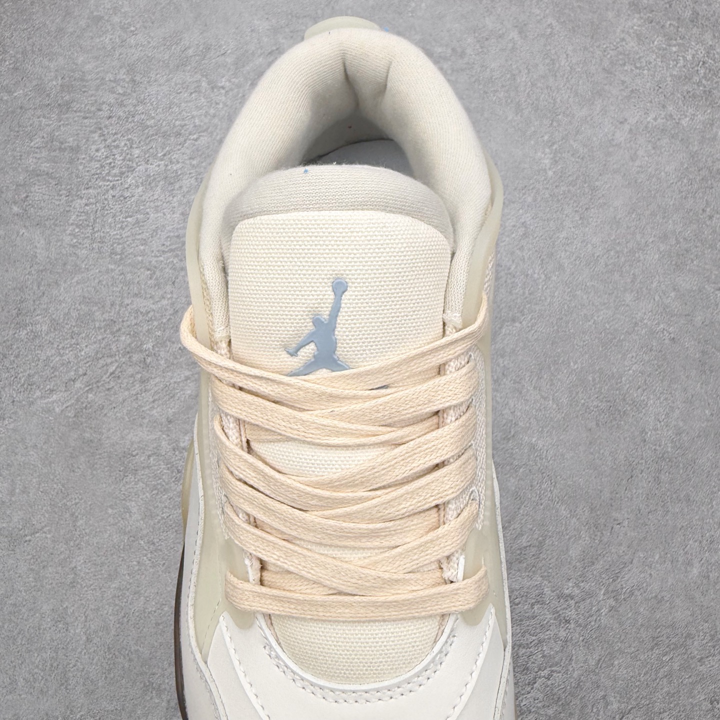 图片[5]-＃KZ纯原 Air Jordan AJ4 RM 重制版低帮复古篮球鞋 IB8857-141 亲自操刀耗时半年巨作 全套原纸板楦头开发 确保原汁原味 完美呈现版型 一比一鞋头弧度高度鞋身弧度 原厂TPU 正确内里网布 菱角分明不变形无多余毛边 柔软性质感一致于原鞋 原厂织唛标 原厂飞人电绣工艺 尾指中部跳三针 独家绑鞋带手法 印刷中底布 四线拉帮 米色美纹纸贴合固定 进口港宝加持 后跟自然饱满 全鞋荧光划线卡点 追求极致完美 每一双都是工艺品 多重QC质检 超越公司货的品控标准 实实在在的免检产品 采用了低帮的设计 并保留了众多AJ4的经典元素 鞋身以皮革、麂皮材质拼接打造 AJ4经典的TPU材质延伸至后跟 增强鞋款稳定性 而鞋身侧面的网格设计则被取消 尾部的NIKE AIR标志也得到保留 并同时带有飞人logo 中底部分同样搭载了可视AIR气垫 鞋底采用米白色中底和外底呈现 为整个设计收尾 尺码：36 36.5 37.5 38 38.5 39 40 40.5 41 42 42.5 43 44 44.5 45 46 47.5 48.5-选品中心