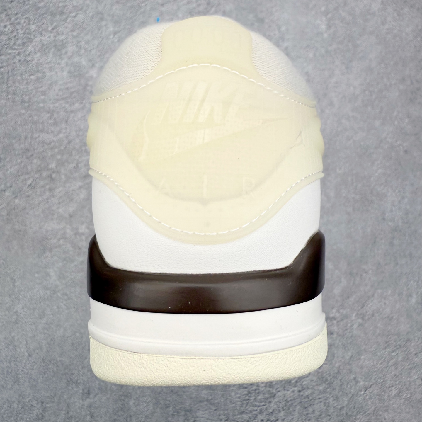 图片[8]-＃KZ纯原 Air Jordan AJ4 RM 重制版低帮复古篮球鞋 IB8857-141 亲自操刀耗时半年巨作 全套原纸板楦头开发 确保原汁原味 完美呈现版型 一比一鞋头弧度高度鞋身弧度 原厂TPU 正确内里网布 菱角分明不变形无多余毛边 柔软性质感一致于原鞋 原厂织唛标 原厂飞人电绣工艺 尾指中部跳三针 独家绑鞋带手法 印刷中底布 四线拉帮 米色美纹纸贴合固定 进口港宝加持 后跟自然饱满 全鞋荧光划线卡点 追求极致完美 每一双都是工艺品 多重QC质检 超越公司货的品控标准 实实在在的免检产品 采用了低帮的设计 并保留了众多AJ4的经典元素 鞋身以皮革、麂皮材质拼接打造 AJ4经典的TPU材质延伸至后跟 增强鞋款稳定性 而鞋身侧面的网格设计则被取消 尾部的NIKE AIR标志也得到保留 并同时带有飞人logo 中底部分同样搭载了可视AIR气垫 鞋底采用米白色中底和外底呈现 为整个设计收尾 尺码：36 36.5 37.5 38 38.5 39 40 40.5 41 42 42.5 43 44 44.5 45 46 47.5 48.5-选品中心