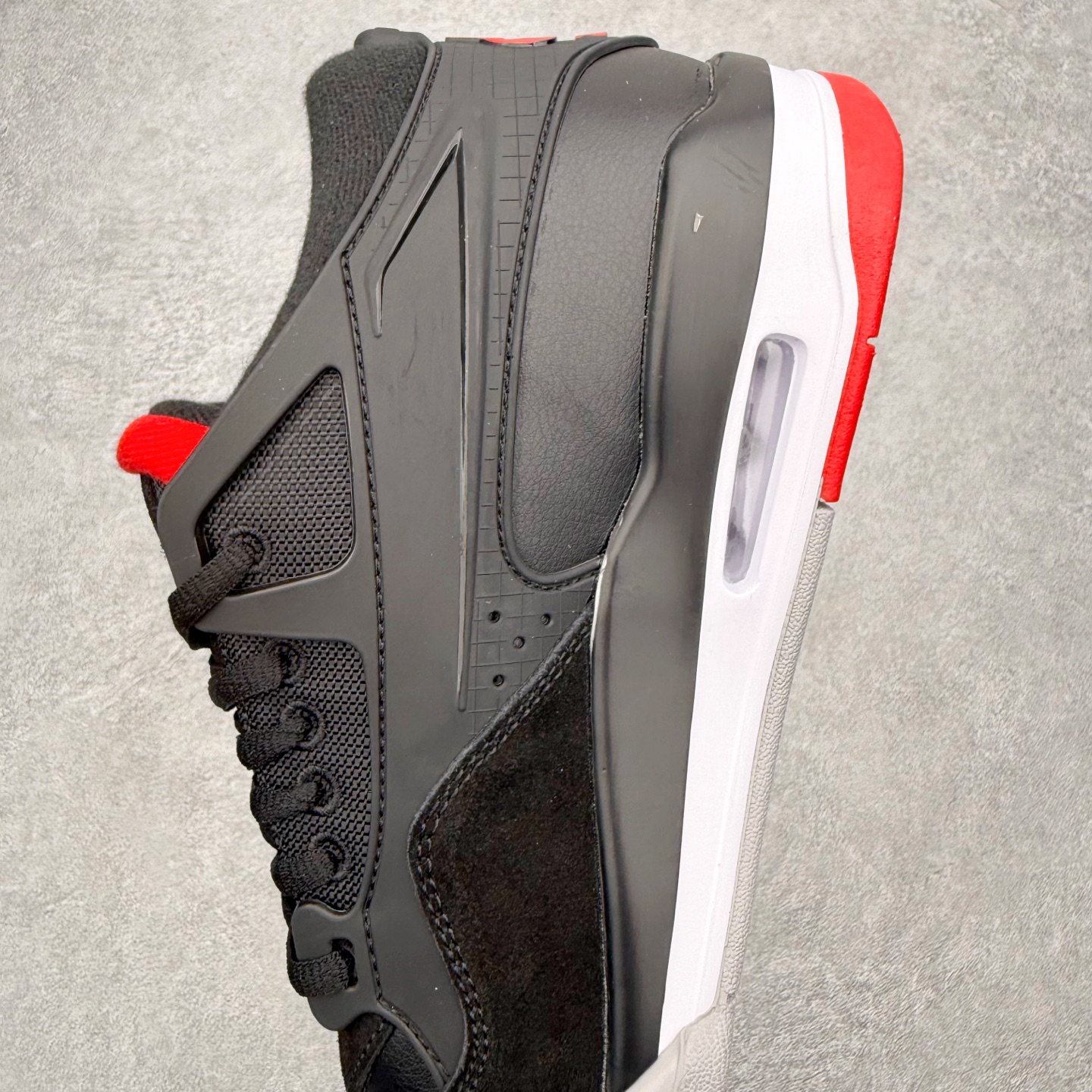 图片[7]-＃KZ纯原 Air Jordan AJ4 RM 重制版低帮复古篮球鞋 FQ7939-061 亲自操刀耗时半年巨作 全套原纸板楦头开发 确保原汁原味 完美呈现版型 一比一鞋头弧度高度鞋身弧度 原厂TPU 正确内里网布 菱角分明不变形无多余毛边 柔软性质感一致于原鞋 原厂织唛标 原厂飞人电绣工艺 尾指中部跳三针 独家绑鞋带手法 印刷中底布 四线拉帮 米色美纹纸贴合固定 进口港宝加持 后跟自然饱满 全鞋荧光划线卡点 追求极致完美 每一双都是工艺品 多重QC质检 超越公司货的品控标准 实实在在的免检产品 采用了低帮的设计 并保留了众多AJ4的经典元素 鞋身以皮革、麂皮材质拼接打造 AJ4经典的TPU材质延伸至后跟 增强鞋款稳定性 而鞋身侧面的网格设计则被取消 尾部的NIKE AIR标志也得到保留 并同时带有飞人logo 中底部分同样搭载了可视AIR气垫 鞋底采用米白色中底和外底呈现 为整个设计收尾 尺码：36 36.5 37.5 38 38.5 39 40 40.5 41 42 42.5 43 44 44.5 45 46 47.5 48.5-选品中心