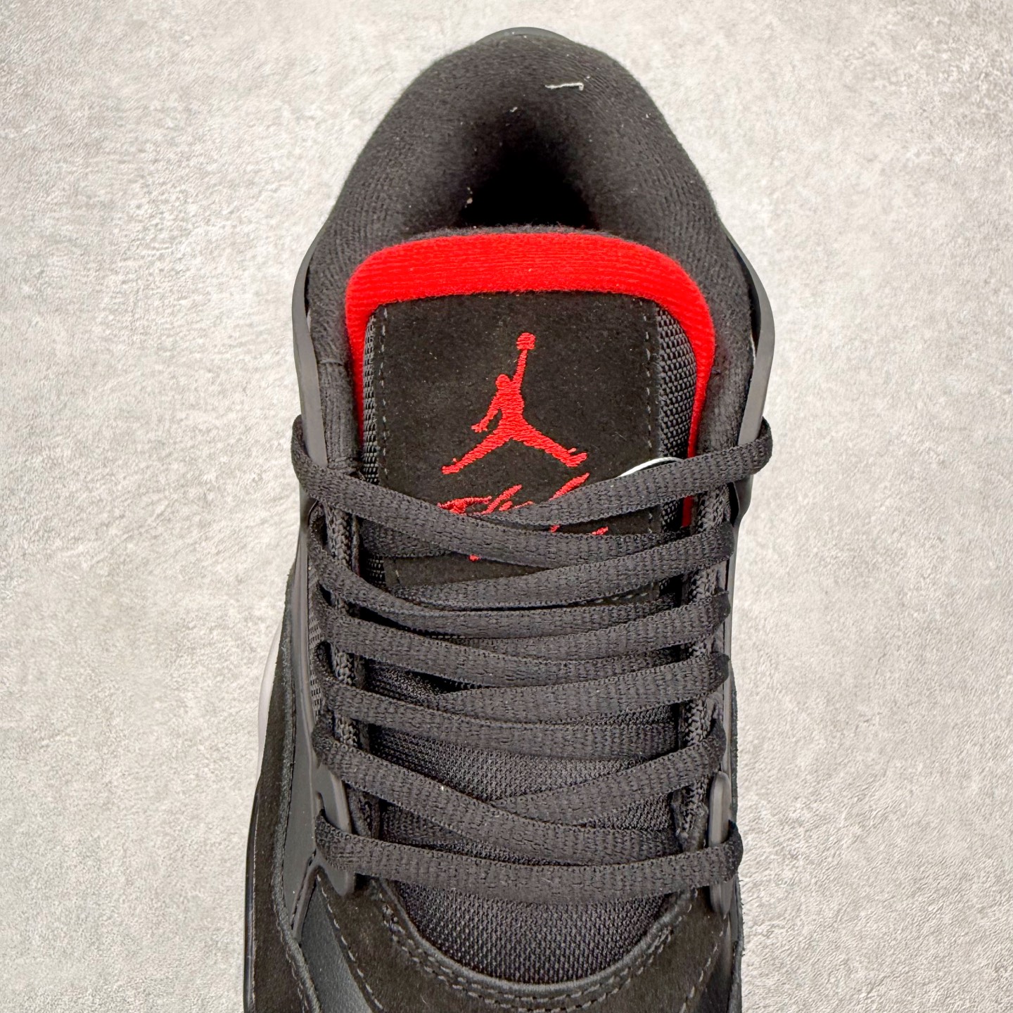 图片[5]-＃KZ纯原 Air Jordan AJ4 RM 重制版低帮复古篮球鞋 FQ7939-061 亲自操刀耗时半年巨作 全套原纸板楦头开发 确保原汁原味 完美呈现版型 一比一鞋头弧度高度鞋身弧度 原厂TPU 正确内里网布 菱角分明不变形无多余毛边 柔软性质感一致于原鞋 原厂织唛标 原厂飞人电绣工艺 尾指中部跳三针 独家绑鞋带手法 印刷中底布 四线拉帮 米色美纹纸贴合固定 进口港宝加持 后跟自然饱满 全鞋荧光划线卡点 追求极致完美 每一双都是工艺品 多重QC质检 超越公司货的品控标准 实实在在的免检产品 采用了低帮的设计 并保留了众多AJ4的经典元素 鞋身以皮革、麂皮材质拼接打造 AJ4经典的TPU材质延伸至后跟 增强鞋款稳定性 而鞋身侧面的网格设计则被取消 尾部的NIKE AIR标志也得到保留 并同时带有飞人logo 中底部分同样搭载了可视AIR气垫 鞋底采用米白色中底和外底呈现 为整个设计收尾 尺码：36 36.5 37.5 38 38.5 39 40 40.5 41 42 42.5 43 44 44.5 45 46 47.5 48.5-选品中心