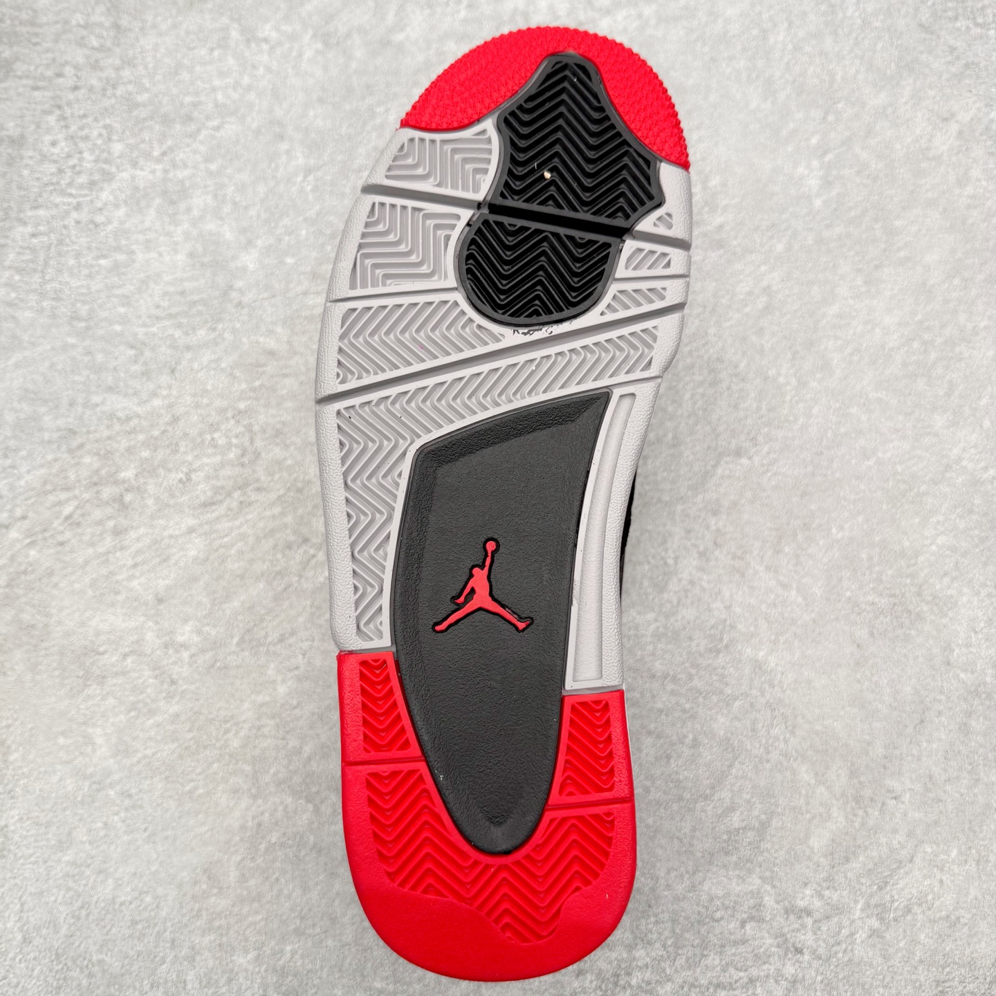 图片[9]-＃KZ纯原 Air Jordan AJ4 RM 重制版低帮复古篮球鞋 FQ7939-061 亲自操刀耗时半年巨作 全套原纸板楦头开发 确保原汁原味 完美呈现版型 一比一鞋头弧度高度鞋身弧度 原厂TPU 正确内里网布 菱角分明不变形无多余毛边 柔软性质感一致于原鞋 原厂织唛标 原厂飞人电绣工艺 尾指中部跳三针 独家绑鞋带手法 印刷中底布 四线拉帮 米色美纹纸贴合固定 进口港宝加持 后跟自然饱满 全鞋荧光划线卡点 追求极致完美 每一双都是工艺品 多重QC质检 超越公司货的品控标准 实实在在的免检产品 采用了低帮的设计 并保留了众多AJ4的经典元素 鞋身以皮革、麂皮材质拼接打造 AJ4经典的TPU材质延伸至后跟 增强鞋款稳定性 而鞋身侧面的网格设计则被取消 尾部的NIKE AIR标志也得到保留 并同时带有飞人logo 中底部分同样搭载了可视AIR气垫 鞋底采用米白色中底和外底呈现 为整个设计收尾 尺码：36 36.5 37.5 38 38.5 39 40 40.5 41 42 42.5 43 44 44.5 45 46 47.5 48.5-选品中心