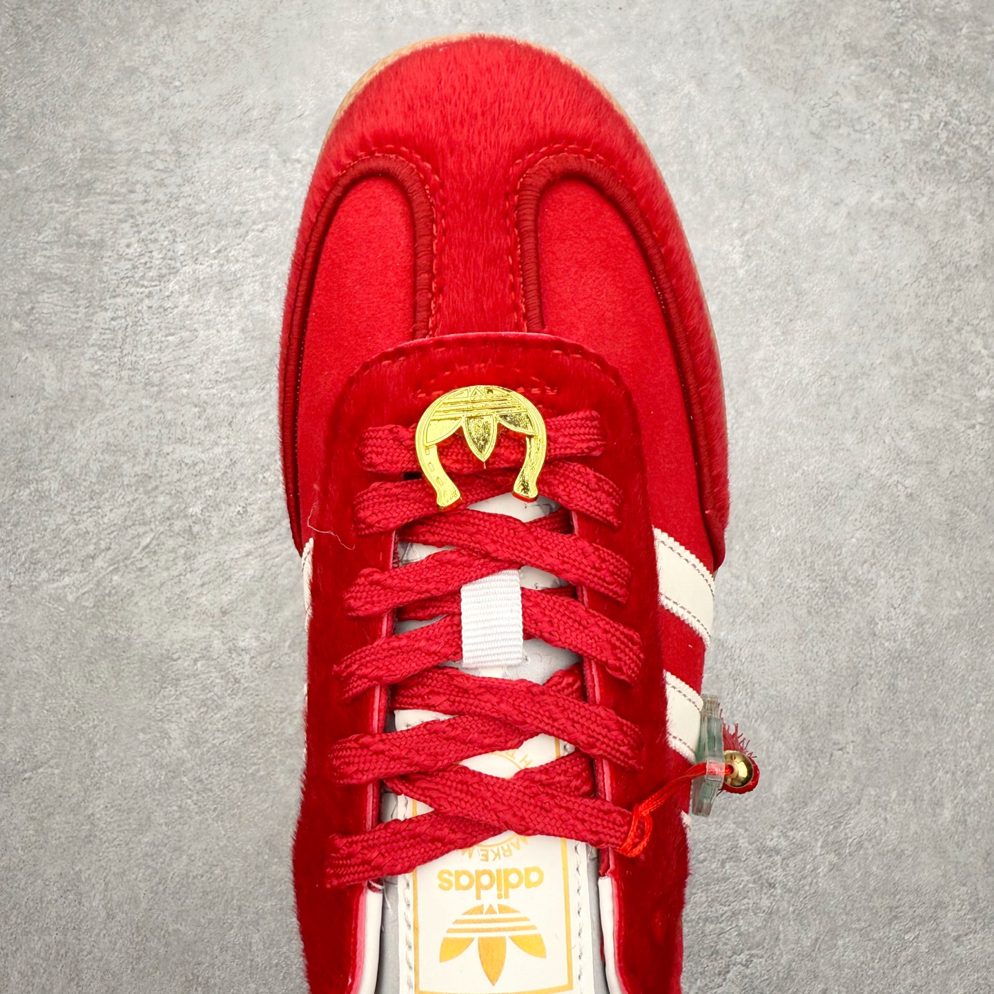 图片[4]-AD Original Samba OG 复古经典轻便板鞋 JQ5976 口碑大厂出品 品控大底版型不断改良更新 全套原纸板楦头开发 确保原汁原味 完美呈现桑巴版型 一比一鞋头弧度高度鞋身弧度 此版本只针对中端市场 皮料材质有所更替 其他数据细节工艺流程均保持一致 绝不口嗨 细节品控鞋型随意对比 正确烫金高频细节 原装纳米超迁皮料 独家私模橡胶大底 原盒原配 这款桑巴鞋展示了高质量的工艺 带有装饰的超锁缝制和无缝的手感 柔软、柔软的皮革造型和标志性的3条纹完成了精致的外观 正规合身鞋带 鞋面上有绒面鞋垫 橡胶鞋底 享受正畸套筒软感 自50年代首次亮相以来就一直在赢得粉丝的青睐 尺码：35.5 36 36.5 37.5 38 38.5 39 40 40.5 41 42 42.5 43 44 44.5 45-选品中心