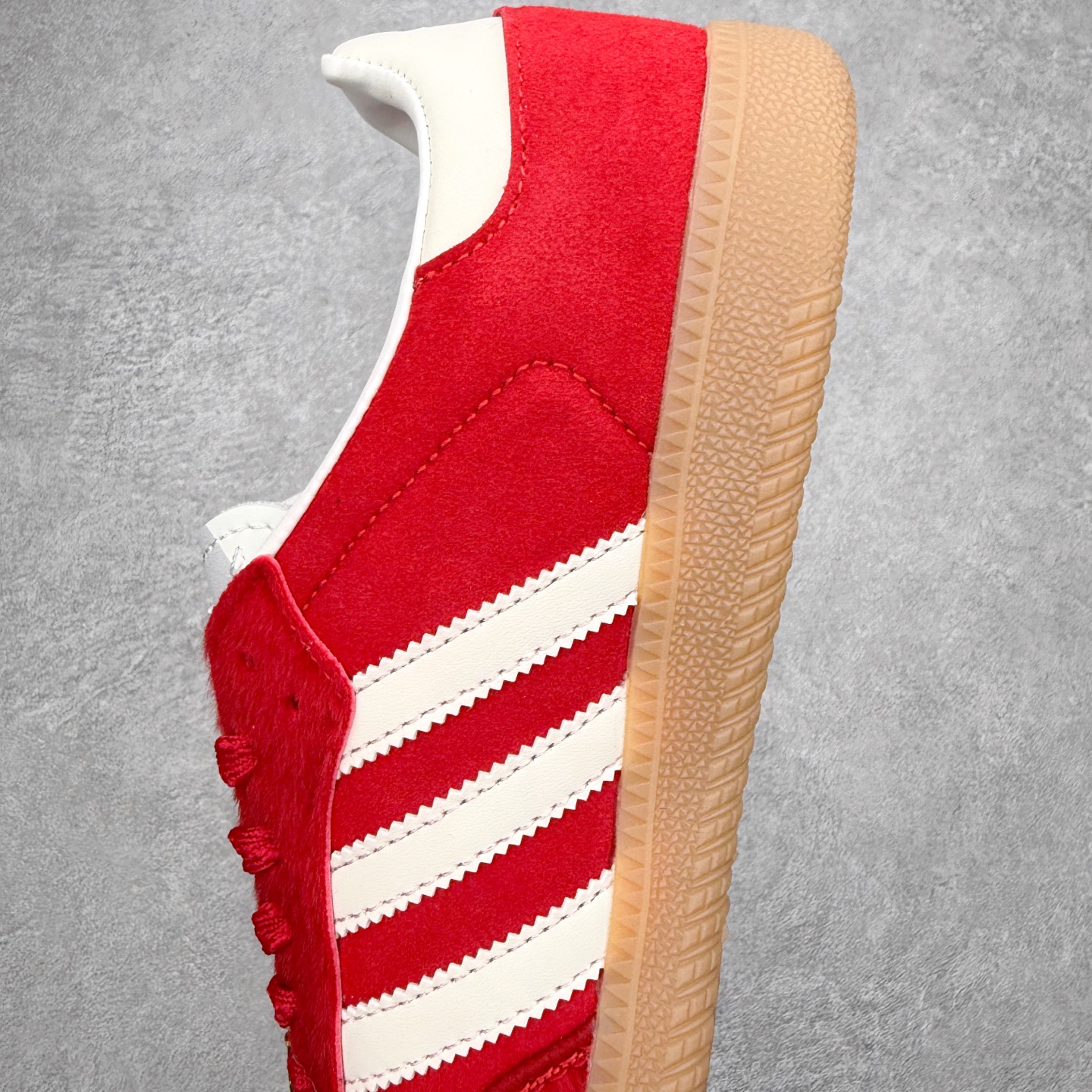 图片[7]-AD Original Samba OG 复古经典轻便板鞋 JQ5976 口碑大厂出品 品控大底版型不断改良更新 全套原纸板楦头开发 确保原汁原味 完美呈现桑巴版型 一比一鞋头弧度高度鞋身弧度 此版本只针对中端市场 皮料材质有所更替 其他数据细节工艺流程均保持一致 绝不口嗨 细节品控鞋型随意对比 正确烫金高频细节 原装纳米超迁皮料 独家私模橡胶大底 原盒原配 这款桑巴鞋展示了高质量的工艺 带有装饰的超锁缝制和无缝的手感 柔软、柔软的皮革造型和标志性的3条纹完成了精致的外观 正规合身鞋带 鞋面上有绒面鞋垫 橡胶鞋底 享受正畸套筒软感 自50年代首次亮相以来就一直在赢得粉丝的青睐 尺码：35.5 36 36.5 37.5 38 38.5 39 40 40.5 41 42 42.5 43 44 44.5 45-选品中心