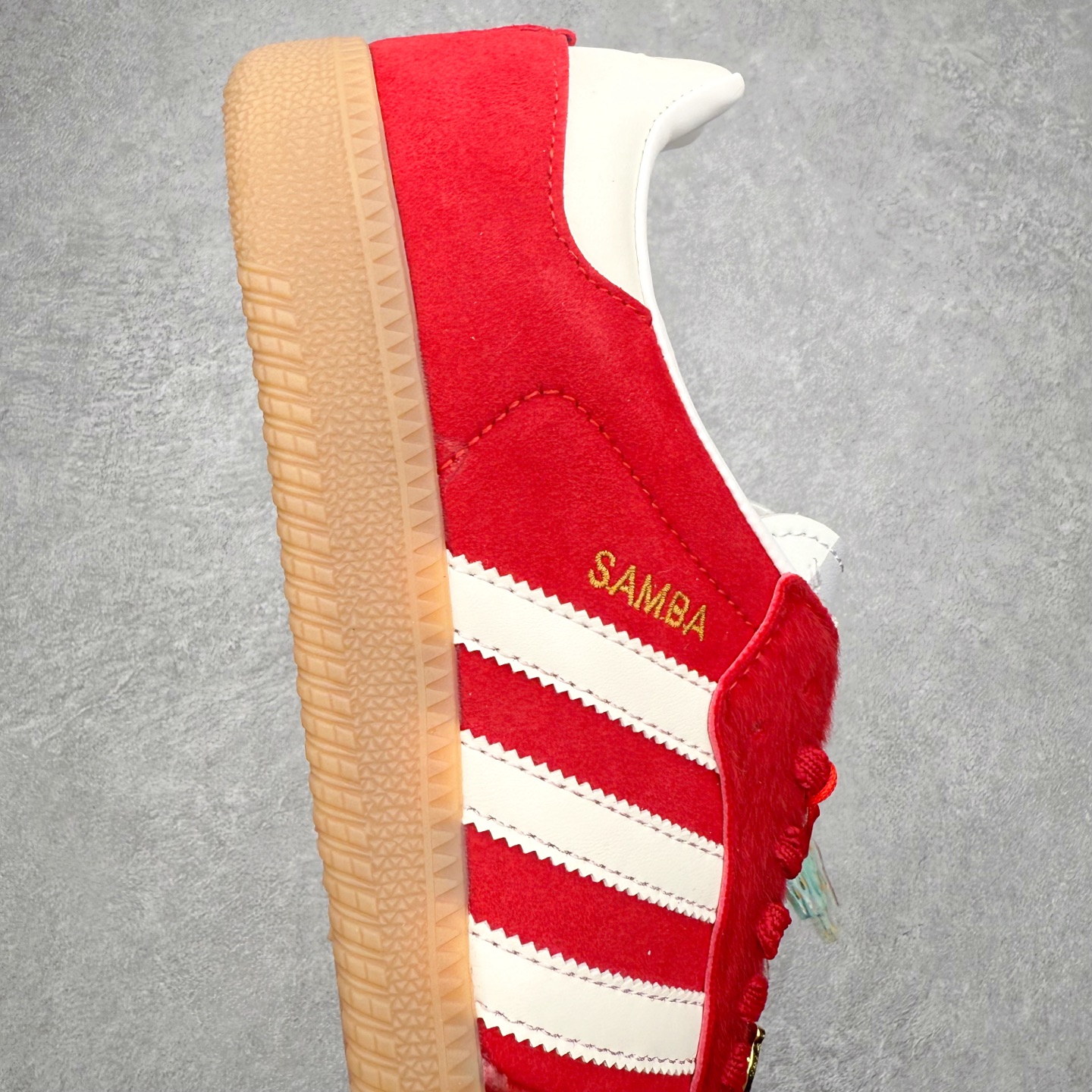 图片[6]-AD Original Samba OG 复古经典轻便板鞋 JQ5976 口碑大厂出品 品控大底版型不断改良更新 全套原纸板楦头开发 确保原汁原味 完美呈现桑巴版型 一比一鞋头弧度高度鞋身弧度 此版本只针对中端市场 皮料材质有所更替 其他数据细节工艺流程均保持一致 绝不口嗨 细节品控鞋型随意对比 正确烫金高频细节 原装纳米超迁皮料 独家私模橡胶大底 原盒原配 这款桑巴鞋展示了高质量的工艺 带有装饰的超锁缝制和无缝的手感 柔软、柔软的皮革造型和标志性的3条纹完成了精致的外观 正规合身鞋带 鞋面上有绒面鞋垫 橡胶鞋底 享受正畸套筒软感 自50年代首次亮相以来就一直在赢得粉丝的青睐 尺码：35.5 36 36.5 37.5 38 38.5 39 40 40.5 41 42 42.5 43 44 44.5 45-选品中心