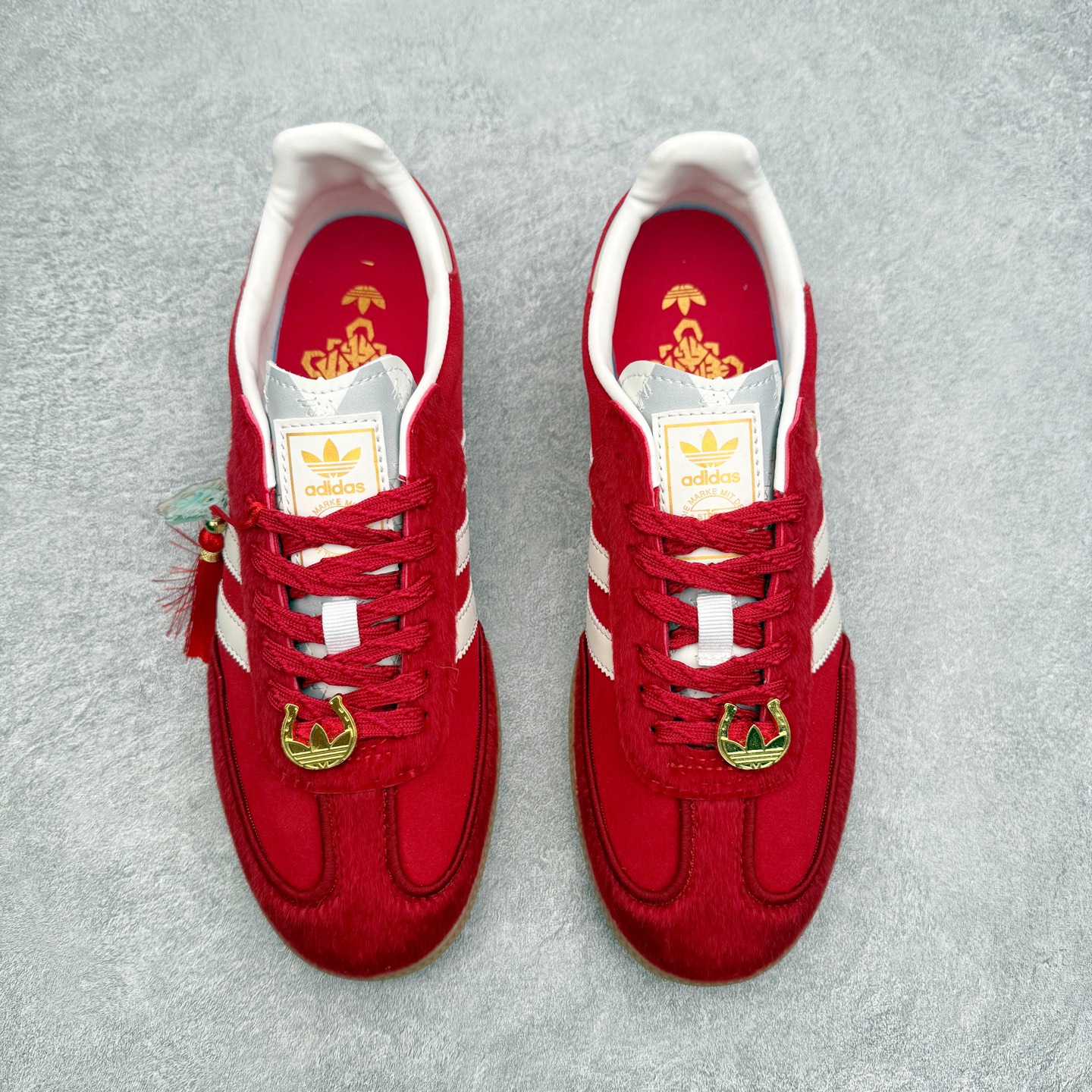 图片[2]-AD Original Samba OG 复古经典轻便板鞋 JQ5976 口碑大厂出品 品控大底版型不断改良更新 全套原纸板楦头开发 确保原汁原味 完美呈现桑巴版型 一比一鞋头弧度高度鞋身弧度 此版本只针对中端市场 皮料材质有所更替 其他数据细节工艺流程均保持一致 绝不口嗨 细节品控鞋型随意对比 正确烫金高频细节 原装纳米超迁皮料 独家私模橡胶大底 原盒原配 这款桑巴鞋展示了高质量的工艺 带有装饰的超锁缝制和无缝的手感 柔软、柔软的皮革造型和标志性的3条纹完成了精致的外观 正规合身鞋带 鞋面上有绒面鞋垫 橡胶鞋底 享受正畸套筒软感 自50年代首次亮相以来就一直在赢得粉丝的青睐 尺码：35.5 36 36.5 37.5 38 38.5 39 40 40.5 41 42 42.5 43 44 44.5 45-选品中心