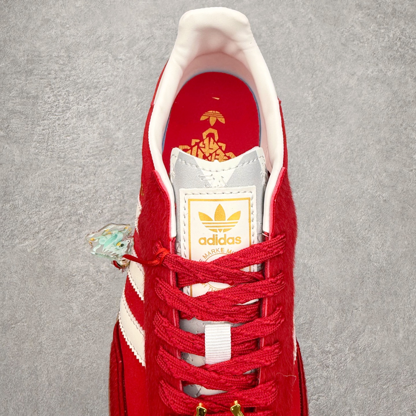 图片[5]-AD Original Samba OG 复古经典轻便板鞋 JQ5976 口碑大厂出品 品控大底版型不断改良更新 全套原纸板楦头开发 确保原汁原味 完美呈现桑巴版型 一比一鞋头弧度高度鞋身弧度 此版本只针对中端市场 皮料材质有所更替 其他数据细节工艺流程均保持一致 绝不口嗨 细节品控鞋型随意对比 正确烫金高频细节 原装纳米超迁皮料 独家私模橡胶大底 原盒原配 这款桑巴鞋展示了高质量的工艺 带有装饰的超锁缝制和无缝的手感 柔软、柔软的皮革造型和标志性的3条纹完成了精致的外观 正规合身鞋带 鞋面上有绒面鞋垫 橡胶鞋底 享受正畸套筒软感 自50年代首次亮相以来就一直在赢得粉丝的青睐 尺码：35.5 36 36.5 37.5 38 38.5 39 40 40.5 41 42 42.5 43 44 44.5 45-选品中心