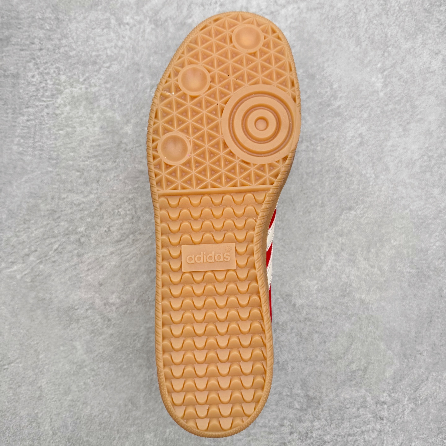 图片[9]-AD Original Samba OG 复古经典轻便板鞋 JQ5976 口碑大厂出品 品控大底版型不断改良更新 全套原纸板楦头开发 确保原汁原味 完美呈现桑巴版型 一比一鞋头弧度高度鞋身弧度 此版本只针对中端市场 皮料材质有所更替 其他数据细节工艺流程均保持一致 绝不口嗨 细节品控鞋型随意对比 正确烫金高频细节 原装纳米超迁皮料 独家私模橡胶大底 原盒原配 这款桑巴鞋展示了高质量的工艺 带有装饰的超锁缝制和无缝的手感 柔软、柔软的皮革造型和标志性的3条纹完成了精致的外观 正规合身鞋带 鞋面上有绒面鞋垫 橡胶鞋底 享受正畸套筒软感 自50年代首次亮相以来就一直在赢得粉丝的青睐 尺码：35.5 36 36.5 37.5 38 38.5 39 40 40.5 41 42 42.5 43 44 44.5 45-选品中心