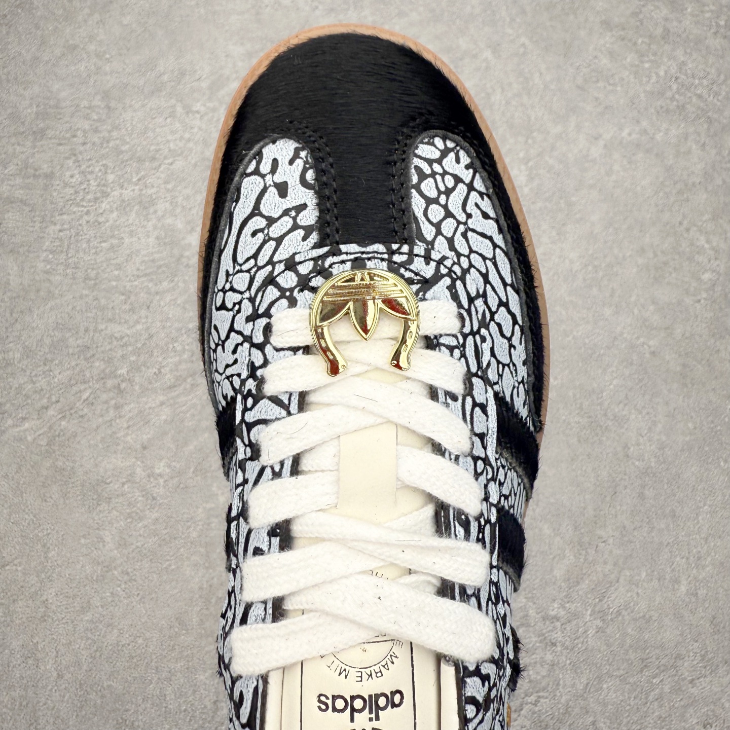 图片[4]-AD Original Samba OG 复古经典轻便板鞋 JR8742 口碑大厂出品 品控大底版型不断改良更新 全套原纸板楦头开发 确保原汁原味 完美呈现桑巴版型 一比一鞋头弧度高度鞋身弧度 此版本只针对中端市场 皮料材质有所更替 其他数据细节工艺流程均保持一致 绝不口嗨 细节品控鞋型随意对比 正确烫金高频细节 原装纳米超迁皮料 独家私模橡胶大底 原盒原配 这款桑巴鞋展示了高质量的工艺 带有装饰的超锁缝制和无缝的手感 柔软、柔软的皮革造型和标志性的3条纹完成了精致的外观 正规合身鞋带 鞋面上有绒面鞋垫 橡胶鞋底 享受正畸套筒软感 自50年代首次亮相以来就一直在赢得粉丝的青睐 尺码：35.5 36 36.5 37.5 38 38.5 39 40 40.5 41 42 42.5 43 44 44.5 45-选品中心