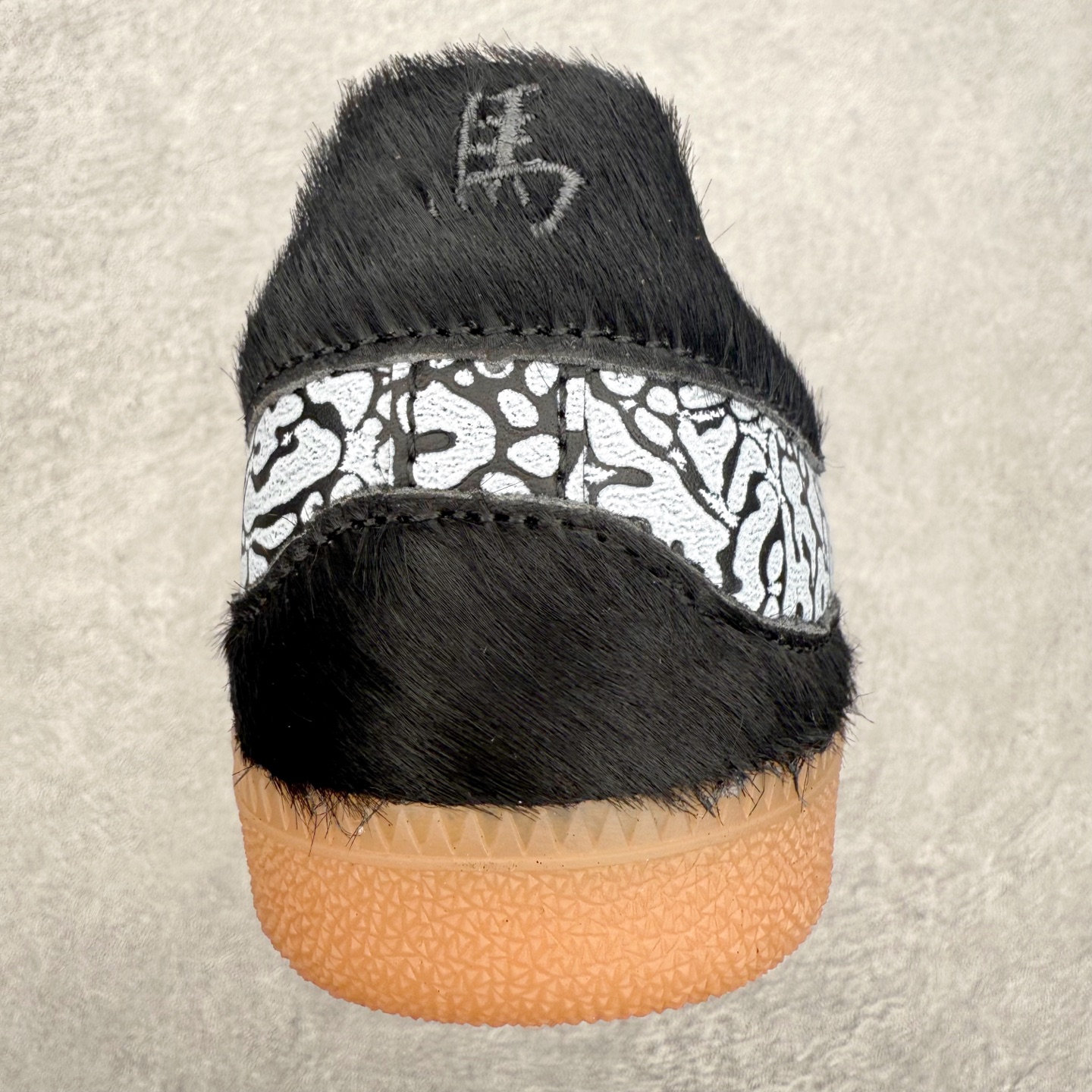 图片[8]-AD Original Samba OG 复古经典轻便板鞋 JR8742 口碑大厂出品 品控大底版型不断改良更新 全套原纸板楦头开发 确保原汁原味 完美呈现桑巴版型 一比一鞋头弧度高度鞋身弧度 此版本只针对中端市场 皮料材质有所更替 其他数据细节工艺流程均保持一致 绝不口嗨 细节品控鞋型随意对比 正确烫金高频细节 原装纳米超迁皮料 独家私模橡胶大底 原盒原配 这款桑巴鞋展示了高质量的工艺 带有装饰的超锁缝制和无缝的手感 柔软、柔软的皮革造型和标志性的3条纹完成了精致的外观 正规合身鞋带 鞋面上有绒面鞋垫 橡胶鞋底 享受正畸套筒软感 自50年代首次亮相以来就一直在赢得粉丝的青睐 尺码：35.5 36 36.5 37.5 38 38.5 39 40 40.5 41 42 42.5 43 44 44.5 45-选品中心