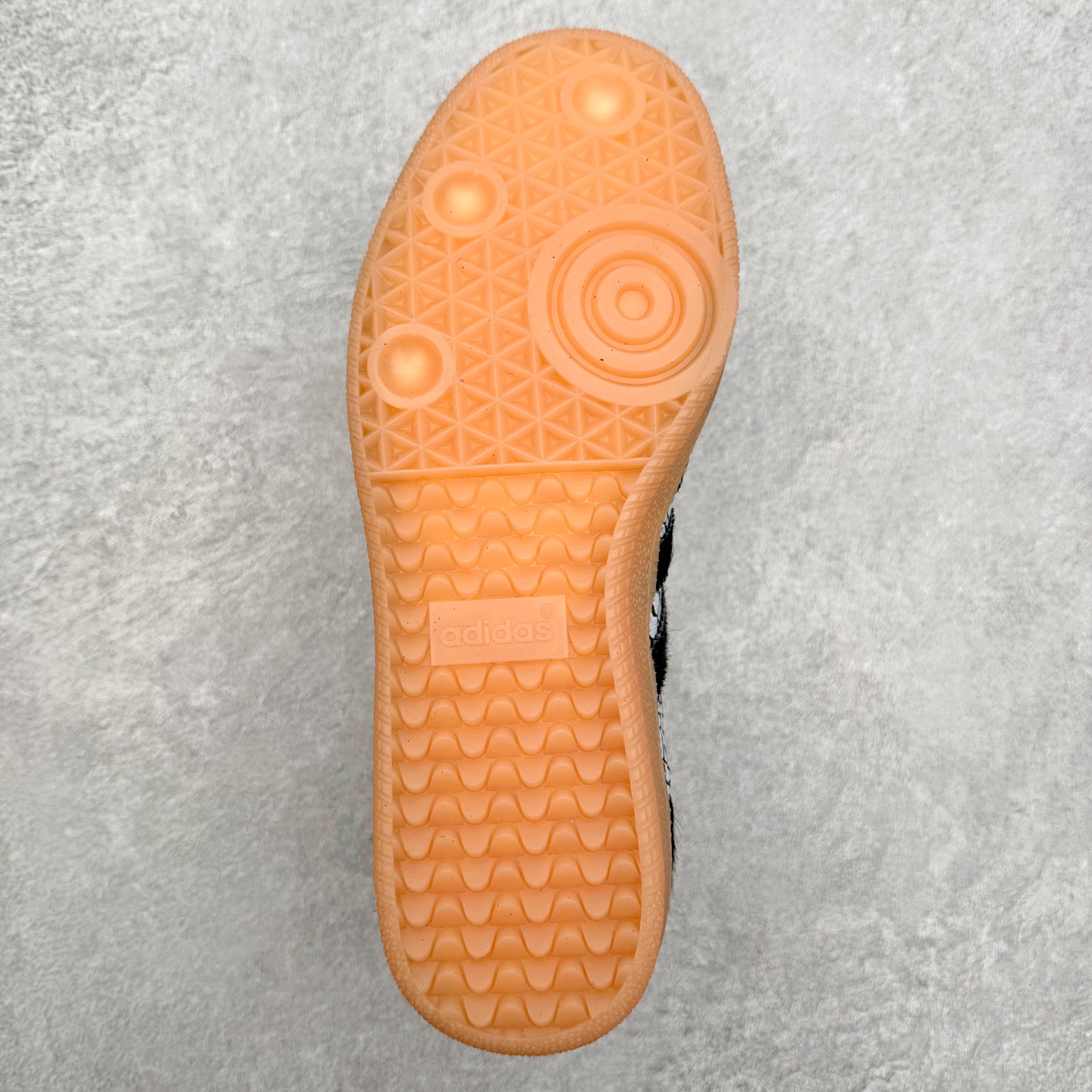 图片[9]-AD Original Samba OG 复古经典轻便板鞋 JR8742 口碑大厂出品 品控大底版型不断改良更新 全套原纸板楦头开发 确保原汁原味 完美呈现桑巴版型 一比一鞋头弧度高度鞋身弧度 此版本只针对中端市场 皮料材质有所更替 其他数据细节工艺流程均保持一致 绝不口嗨 细节品控鞋型随意对比 正确烫金高频细节 原装纳米超迁皮料 独家私模橡胶大底 原盒原配 这款桑巴鞋展示了高质量的工艺 带有装饰的超锁缝制和无缝的手感 柔软、柔软的皮革造型和标志性的3条纹完成了精致的外观 正规合身鞋带 鞋面上有绒面鞋垫 橡胶鞋底 享受正畸套筒软感 自50年代首次亮相以来就一直在赢得粉丝的青睐 尺码：35.5 36 36.5 37.5 38 38.5 39 40 40.5 41 42 42.5 43 44 44.5 45-选品中心