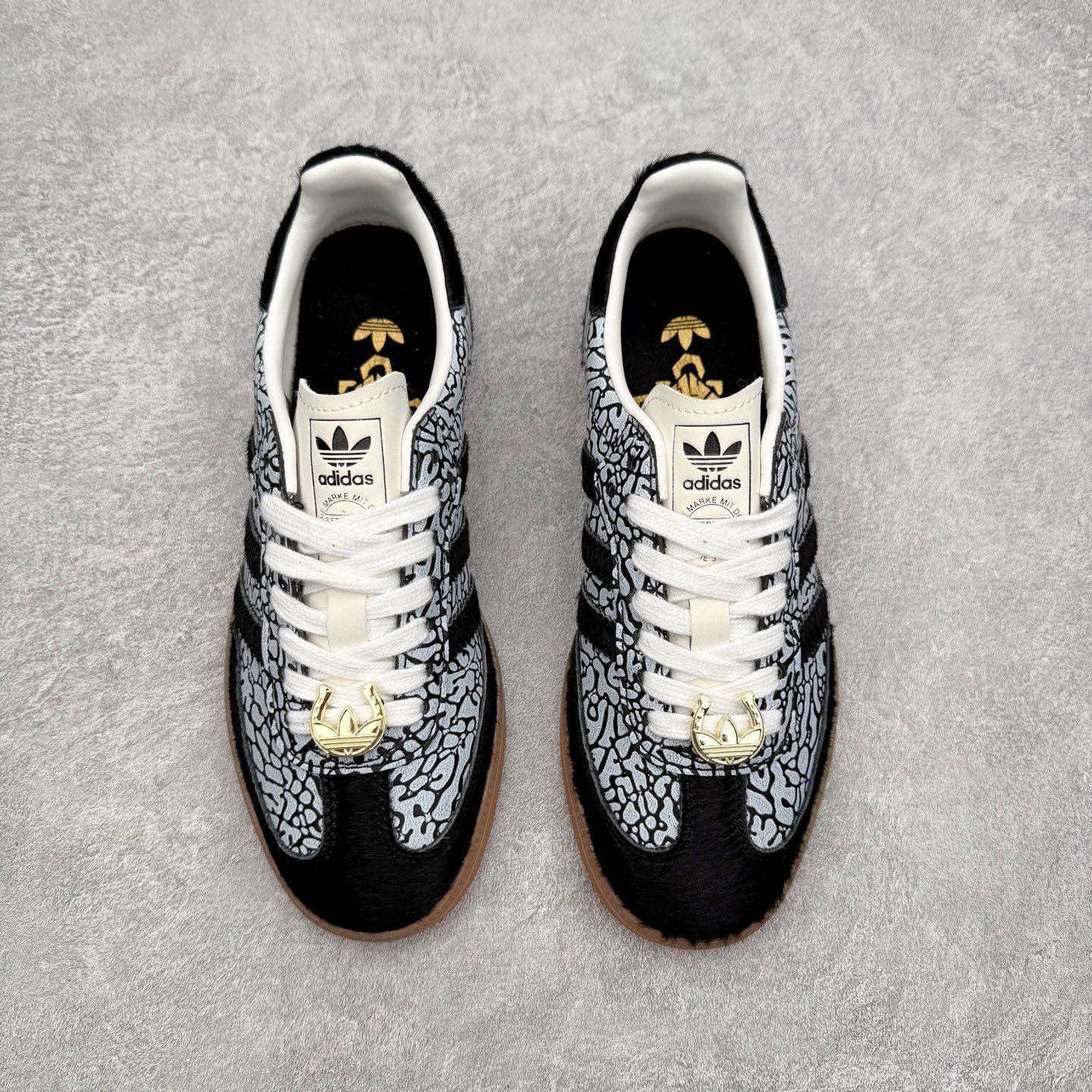 图片[2]-AD Original Samba OG 复古经典轻便板鞋 JR8742 口碑大厂出品 品控大底版型不断改良更新 全套原纸板楦头开发 确保原汁原味 完美呈现桑巴版型 一比一鞋头弧度高度鞋身弧度 此版本只针对中端市场 皮料材质有所更替 其他数据细节工艺流程均保持一致 绝不口嗨 细节品控鞋型随意对比 正确烫金高频细节 原装纳米超迁皮料 独家私模橡胶大底 原盒原配 这款桑巴鞋展示了高质量的工艺 带有装饰的超锁缝制和无缝的手感 柔软、柔软的皮革造型和标志性的3条纹完成了精致的外观 正规合身鞋带 鞋面上有绒面鞋垫 橡胶鞋底 享受正畸套筒软感 自50年代首次亮相以来就一直在赢得粉丝的青睐 尺码：35.5 36 36.5 37.5 38 38.5 39 40 40.5 41 42 42.5 43 44 44.5 45-选品中心