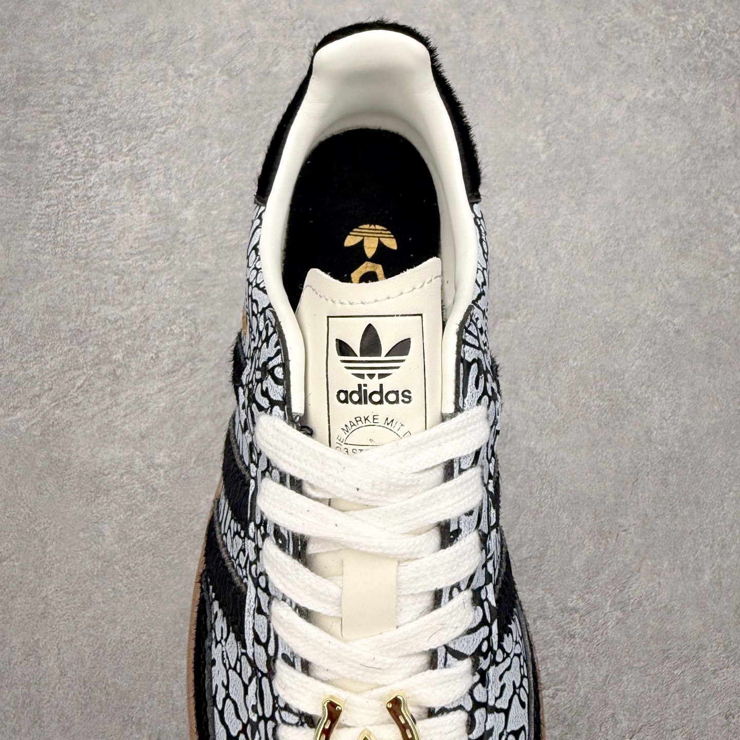 图片[5]-AD Original Samba OG 复古经典轻便板鞋 JR8742 口碑大厂出品 品控大底版型不断改良更新 全套原纸板楦头开发 确保原汁原味 完美呈现桑巴版型 一比一鞋头弧度高度鞋身弧度 此版本只针对中端市场 皮料材质有所更替 其他数据细节工艺流程均保持一致 绝不口嗨 细节品控鞋型随意对比 正确烫金高频细节 原装纳米超迁皮料 独家私模橡胶大底 原盒原配 这款桑巴鞋展示了高质量的工艺 带有装饰的超锁缝制和无缝的手感 柔软、柔软的皮革造型和标志性的3条纹完成了精致的外观 正规合身鞋带 鞋面上有绒面鞋垫 橡胶鞋底 享受正畸套筒软感 自50年代首次亮相以来就一直在赢得粉丝的青睐 尺码：35.5 36 36.5 37.5 38 38.5 39 40 40.5 41 42 42.5 43 44 44.5 45-选品中心