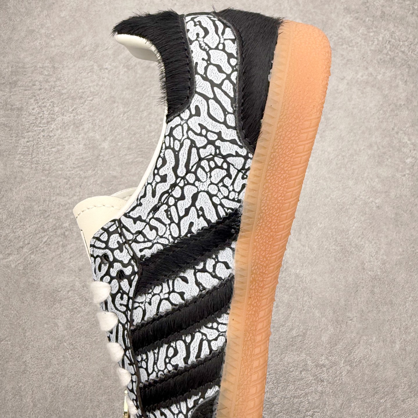 图片[7]-AD Original Samba OG 复古经典轻便板鞋 JR8742 口碑大厂出品 品控大底版型不断改良更新 全套原纸板楦头开发 确保原汁原味 完美呈现桑巴版型 一比一鞋头弧度高度鞋身弧度 此版本只针对中端市场 皮料材质有所更替 其他数据细节工艺流程均保持一致 绝不口嗨 细节品控鞋型随意对比 正确烫金高频细节 原装纳米超迁皮料 独家私模橡胶大底 原盒原配 这款桑巴鞋展示了高质量的工艺 带有装饰的超锁缝制和无缝的手感 柔软、柔软的皮革造型和标志性的3条纹完成了精致的外观 正规合身鞋带 鞋面上有绒面鞋垫 橡胶鞋底 享受正畸套筒软感 自50年代首次亮相以来就一直在赢得粉丝的青睐 尺码：35.5 36 36.5 37.5 38 38.5 39 40 40.5 41 42 42.5 43 44 44.5 45-选品中心