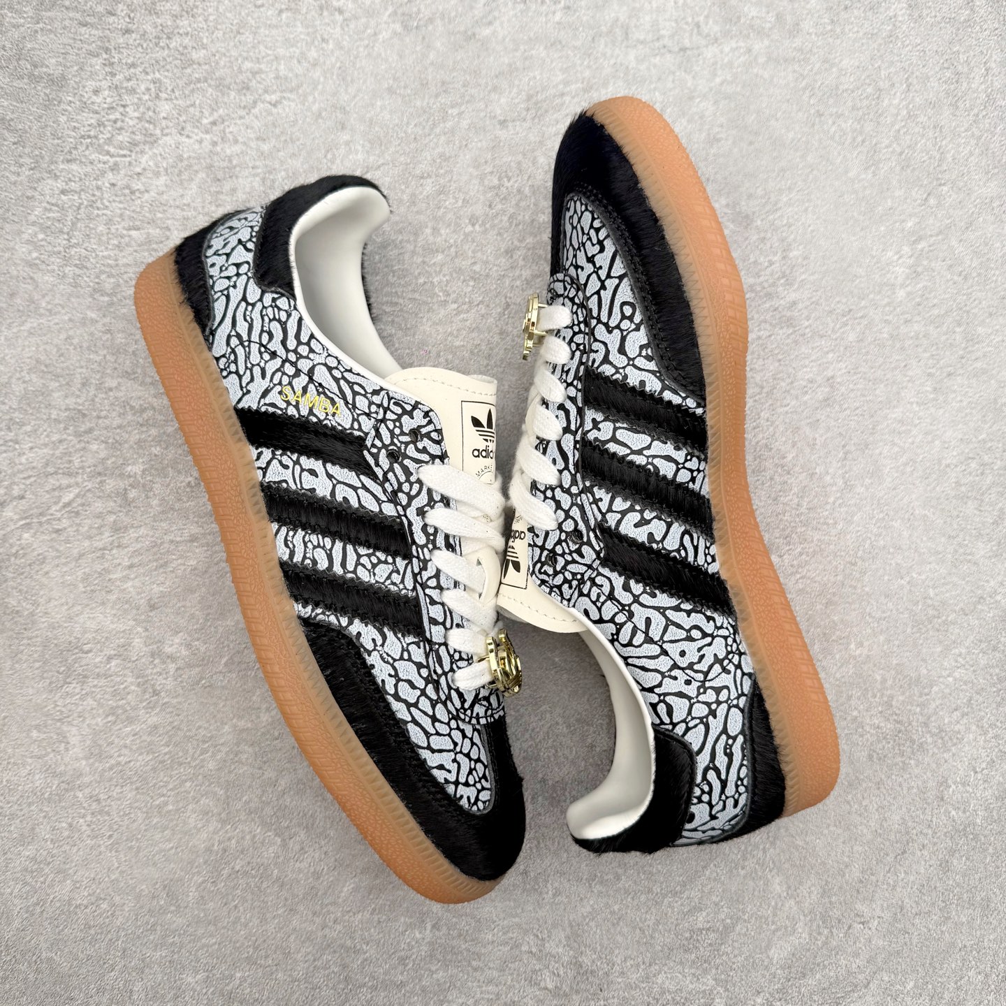 图片[3]-AD Original Samba OG 复古经典轻便板鞋 JR8742 口碑大厂出品 品控大底版型不断改良更新 全套原纸板楦头开发 确保原汁原味 完美呈现桑巴版型 一比一鞋头弧度高度鞋身弧度 此版本只针对中端市场 皮料材质有所更替 其他数据细节工艺流程均保持一致 绝不口嗨 细节品控鞋型随意对比 正确烫金高频细节 原装纳米超迁皮料 独家私模橡胶大底 原盒原配 这款桑巴鞋展示了高质量的工艺 带有装饰的超锁缝制和无缝的手感 柔软、柔软的皮革造型和标志性的3条纹完成了精致的外观 正规合身鞋带 鞋面上有绒面鞋垫 橡胶鞋底 享受正畸套筒软感 自50年代首次亮相以来就一直在赢得粉丝的青睐 尺码：35.5 36 36.5 37.5 38 38.5 39 40 40.5 41 42 42.5 43 44 44.5 45-选品中心