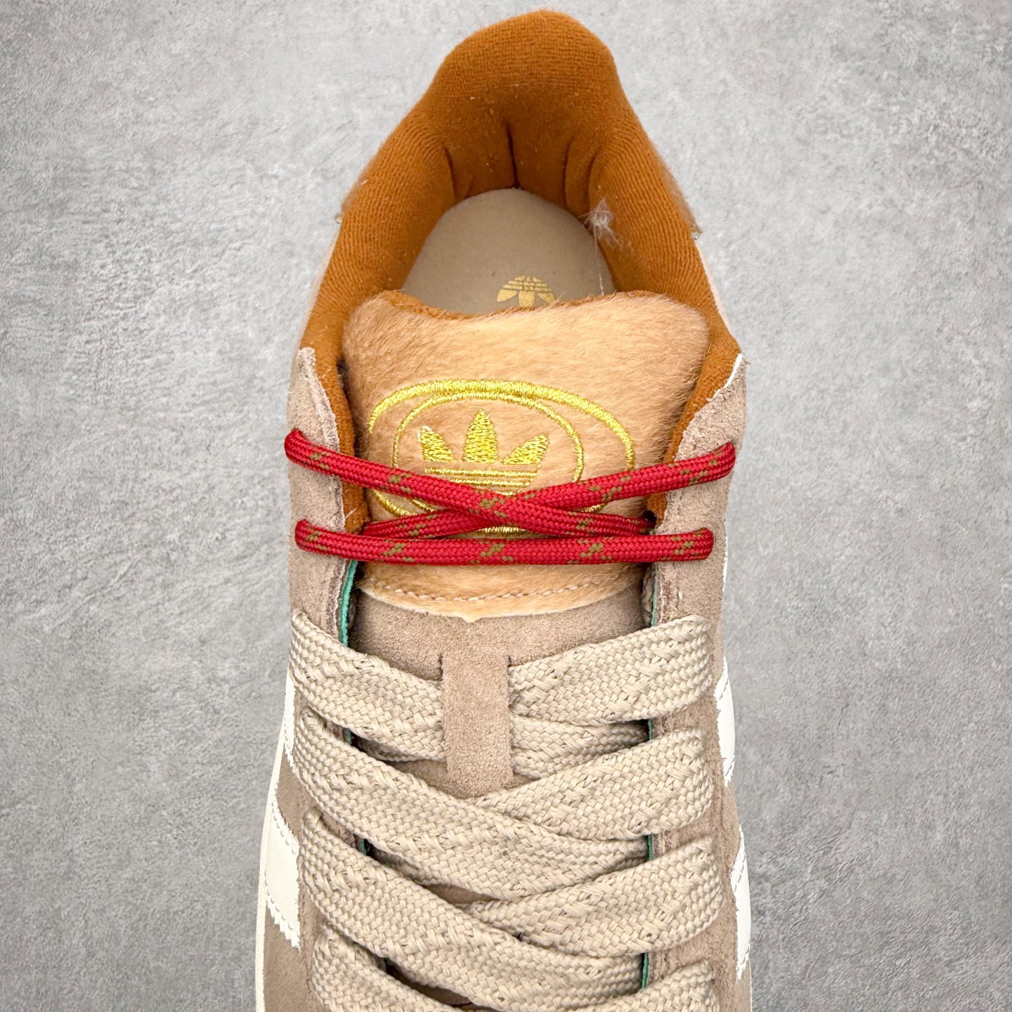 图片[5]-＃C版纯原 AD Originals Campus 00s 学院系列面包风经典复古低帮百搭休闲运动板鞋 KJ8724 原鞋开发 正确版型 市面唯一全鞋采用原厂头层SD皮料 正确宽版鞋盒 清洁度完美 诠释最高工艺 这次 Originals 选择了以经典复古鞋型 Campus 为蓝本打造全新面包鞋 这款鞋型联名不断 冠希当年对它更是钟爱有加 论牌面丝毫不输贝壳头、Forum 等大热鞋型 这次 Campus 一改 80 年代的瘦长造型 鞋舌、鞋身、鞋底甚至细节都变大了 营造出千禧年前后流行的面包鞋宽大廓形 因此鞋名改为 Campus 00s 鞋身采用绒面皮料搭配白色常规皮革 质感上还是延续了经典 Campus 的设计 鞋舌填充更加饱满 让鞋款整体看起来更加圆润 搭配上这款浅蓝配色 「蓝胖子」造型真的很可爱 鞋舌还加入了与以往 Campus 不同的全新三叶草 Logo 令造型更具千禧气息 鞋带也采用了加宽的设计 如果你不喜欢 这次还附送了传统鞋带可以替换 鞋底采用了米黄做旧设计 凸显鞋款的复古年代感 除了清新可人的浅蓝配色 还有一款酷灰配色 造型更加硬朗复古 而且相比浅蓝配色更加耐脏 尺码：36 36⅔ 37⅓ 38 38⅔ 39⅓ 40 40⅔ 41⅓ 42 42⅔ 43⅓ 44 44 ⅓ 45-选品中心