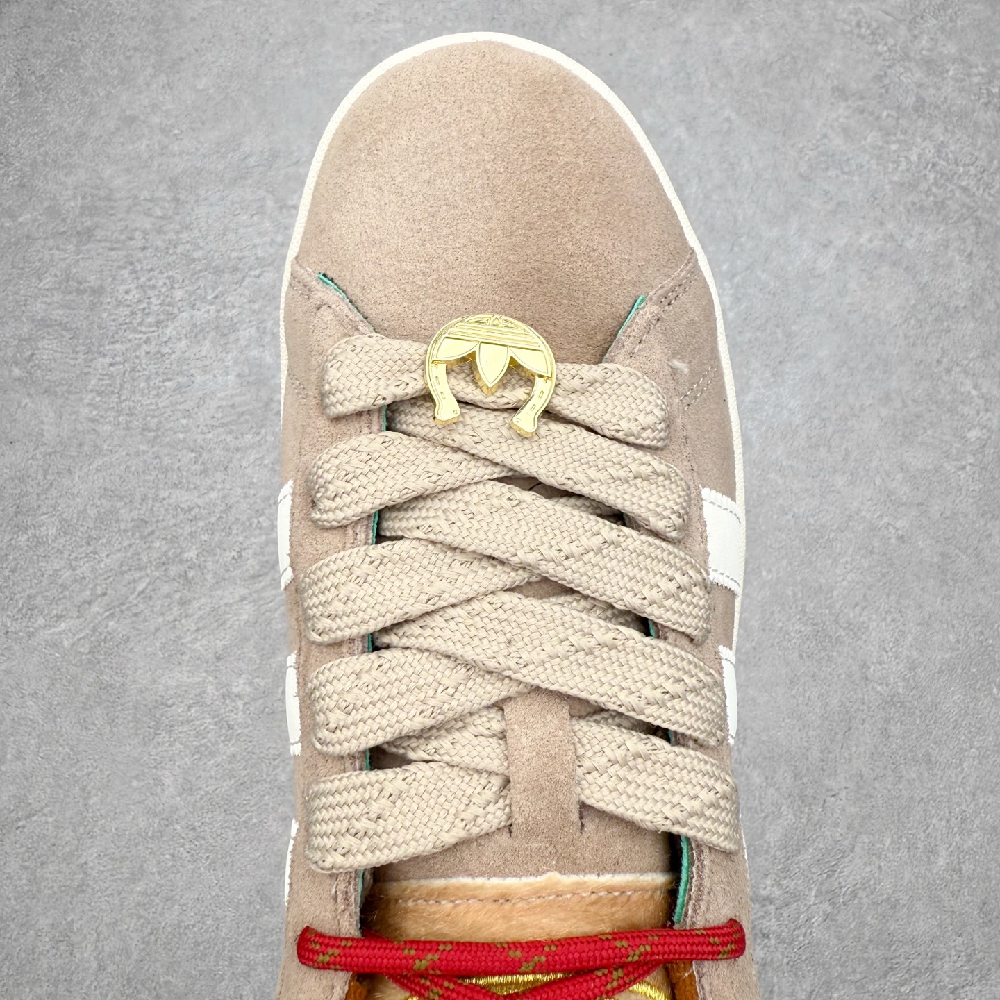 图片[4]-＃C版纯原 AD Originals Campus 00s 学院系列面包风经典复古低帮百搭休闲运动板鞋 KJ8724 原鞋开发 正确版型 市面唯一全鞋采用原厂头层SD皮料 正确宽版鞋盒 清洁度完美 诠释最高工艺 这次 Originals 选择了以经典复古鞋型 Campus 为蓝本打造全新面包鞋 这款鞋型联名不断 冠希当年对它更是钟爱有加 论牌面丝毫不输贝壳头、Forum 等大热鞋型 这次 Campus 一改 80 年代的瘦长造型 鞋舌、鞋身、鞋底甚至细节都变大了 营造出千禧年前后流行的面包鞋宽大廓形 因此鞋名改为 Campus 00s 鞋身采用绒面皮料搭配白色常规皮革 质感上还是延续了经典 Campus 的设计 鞋舌填充更加饱满 让鞋款整体看起来更加圆润 搭配上这款浅蓝配色 「蓝胖子」造型真的很可爱 鞋舌还加入了与以往 Campus 不同的全新三叶草 Logo 令造型更具千禧气息 鞋带也采用了加宽的设计 如果你不喜欢 这次还附送了传统鞋带可以替换 鞋底采用了米黄做旧设计 凸显鞋款的复古年代感 除了清新可人的浅蓝配色 还有一款酷灰配色 造型更加硬朗复古 而且相比浅蓝配色更加耐脏 尺码：36 36⅔ 37⅓ 38 38⅔ 39⅓ 40 40⅔ 41⅓ 42 42⅔ 43⅓ 44 44 ⅓ 45-选品中心