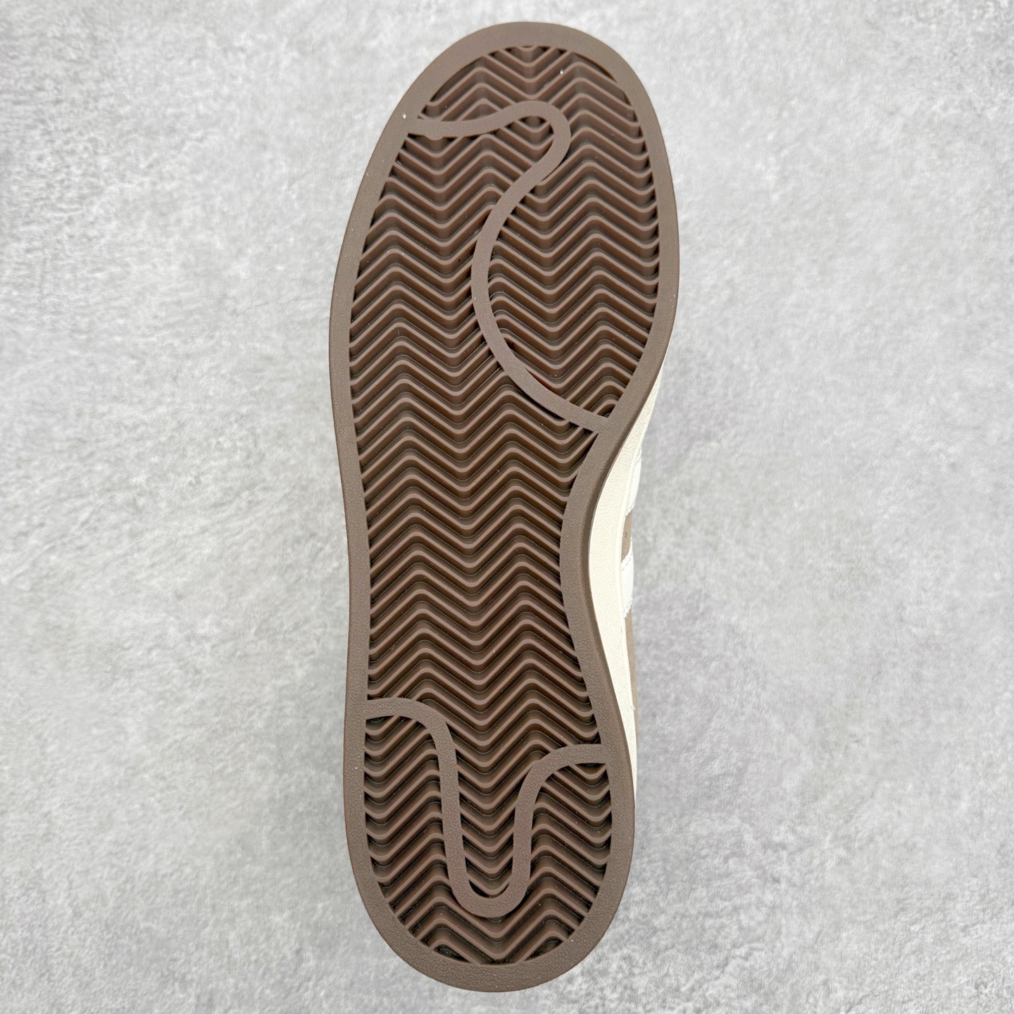 图片[9]-＃C版纯原 AD Originals Campus 00s 学院系列面包风经典复古低帮百搭休闲运动板鞋 KJ8724 原鞋开发 正确版型 市面唯一全鞋采用原厂头层SD皮料 正确宽版鞋盒 清洁度完美 诠释最高工艺 这次 Originals 选择了以经典复古鞋型 Campus 为蓝本打造全新面包鞋 这款鞋型联名不断 冠希当年对它更是钟爱有加 论牌面丝毫不输贝壳头、Forum 等大热鞋型 这次 Campus 一改 80 年代的瘦长造型 鞋舌、鞋身、鞋底甚至细节都变大了 营造出千禧年前后流行的面包鞋宽大廓形 因此鞋名改为 Campus 00s 鞋身采用绒面皮料搭配白色常规皮革 质感上还是延续了经典 Campus 的设计 鞋舌填充更加饱满 让鞋款整体看起来更加圆润 搭配上这款浅蓝配色 「蓝胖子」造型真的很可爱 鞋舌还加入了与以往 Campus 不同的全新三叶草 Logo 令造型更具千禧气息 鞋带也采用了加宽的设计 如果你不喜欢 这次还附送了传统鞋带可以替换 鞋底采用了米黄做旧设计 凸显鞋款的复古年代感 除了清新可人的浅蓝配色 还有一款酷灰配色 造型更加硬朗复古 而且相比浅蓝配色更加耐脏 尺码：36 36⅔ 37⅓ 38 38⅔ 39⅓ 40 40⅔ 41⅓ 42 42⅔ 43⅓ 44 44 ⅓ 45-选品中心