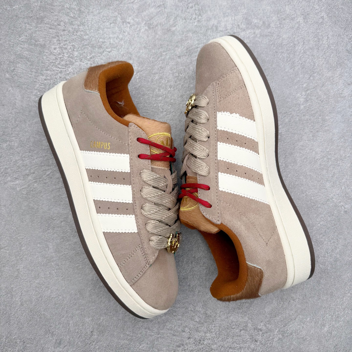 图片[3]-＃C版纯原 AD Originals Campus 00s 学院系列面包风经典复古低帮百搭休闲运动板鞋 KJ8724 原鞋开发 正确版型 市面唯一全鞋采用原厂头层SD皮料 正确宽版鞋盒 清洁度完美 诠释最高工艺 这次 Originals 选择了以经典复古鞋型 Campus 为蓝本打造全新面包鞋 这款鞋型联名不断 冠希当年对它更是钟爱有加 论牌面丝毫不输贝壳头、Forum 等大热鞋型 这次 Campus 一改 80 年代的瘦长造型 鞋舌、鞋身、鞋底甚至细节都变大了 营造出千禧年前后流行的面包鞋宽大廓形 因此鞋名改为 Campus 00s 鞋身采用绒面皮料搭配白色常规皮革 质感上还是延续了经典 Campus 的设计 鞋舌填充更加饱满 让鞋款整体看起来更加圆润 搭配上这款浅蓝配色 「蓝胖子」造型真的很可爱 鞋舌还加入了与以往 Campus 不同的全新三叶草 Logo 令造型更具千禧气息 鞋带也采用了加宽的设计 如果你不喜欢 这次还附送了传统鞋带可以替换 鞋底采用了米黄做旧设计 凸显鞋款的复古年代感 除了清新可人的浅蓝配色 还有一款酷灰配色 造型更加硬朗复古 而且相比浅蓝配色更加耐脏 尺码：36 36⅔ 37⅓ 38 38⅔ 39⅓ 40 40⅔ 41⅓ 42 42⅔ 43⅓ 44 44 ⅓ 45-选品中心